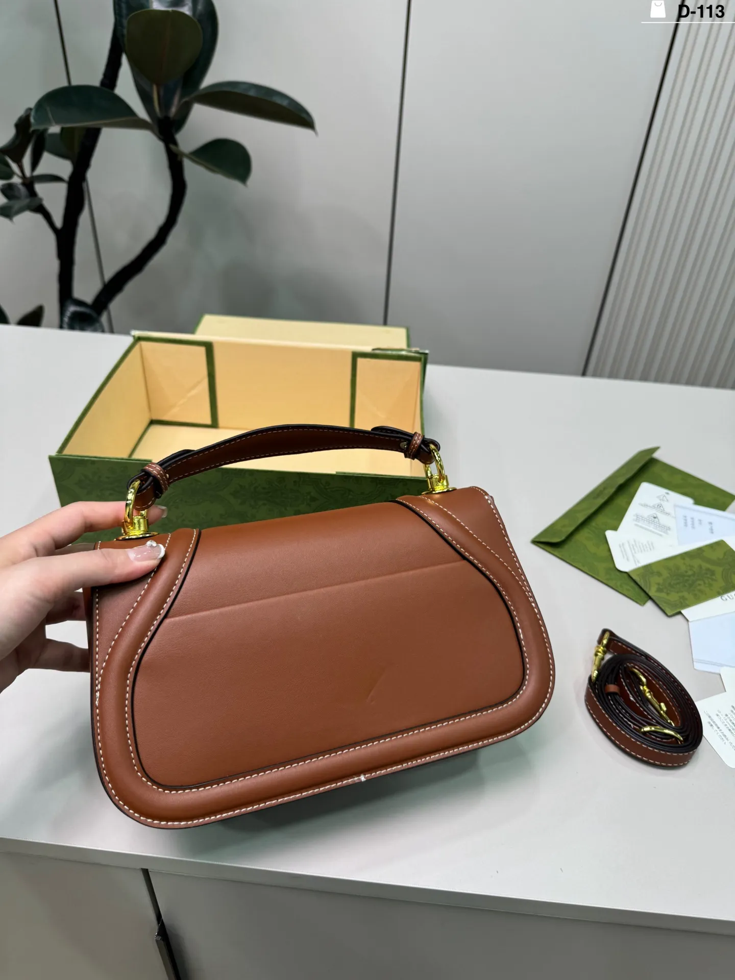 💰p140 D-113尺寸26&times;14折叠盒 Gucci 酷奇Blondie手提包 复古又时髦，辨识度超高! 通勤休闲都能搭。 搭配简约或复古风都很出彩，实用又吸睛，是时尚与功能兼备的必入单品!