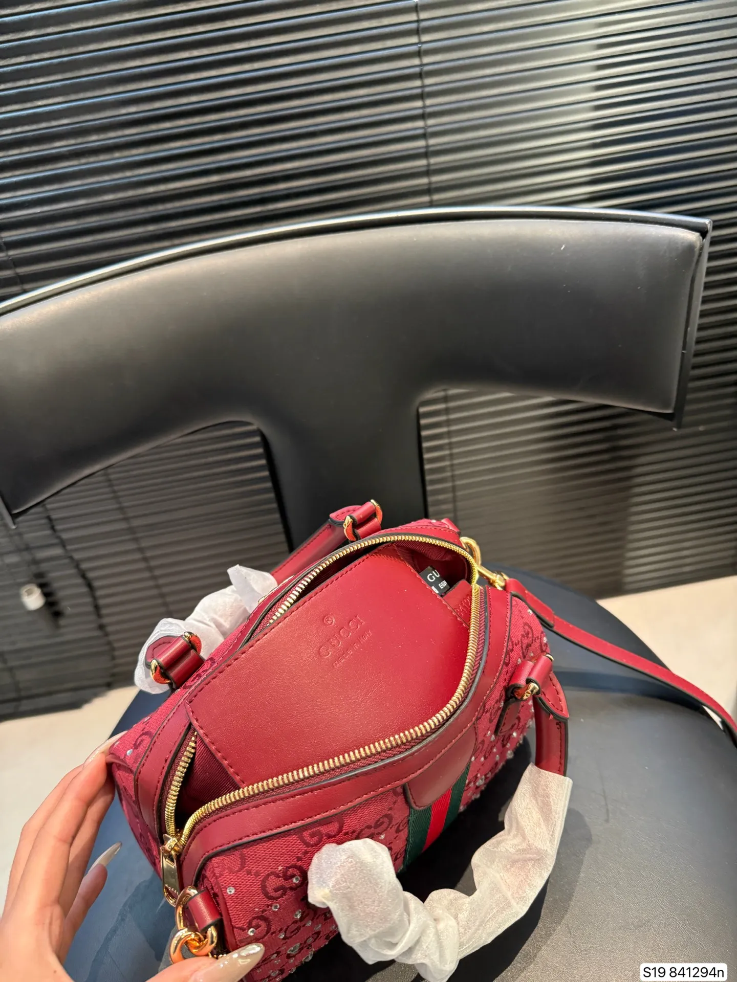P145 Gucci圣诞限定系列🎄水晶波士顿 🎄圣诞氛围直接拉满！红丝绒+满钻的Gucci波士顿包也太会了吧✨ [爱心R]酒红色缎面缀满碎钻，灯光下直接在发光💫 红绿条纹撞色是经典圣诞配色，手提带的皮质又很有质感！ 配深色大衣就是贵气大小姐本人，容量也够装下补妆包+手机，节日出街又美又实用～ 尺寸21 14 货号841294
