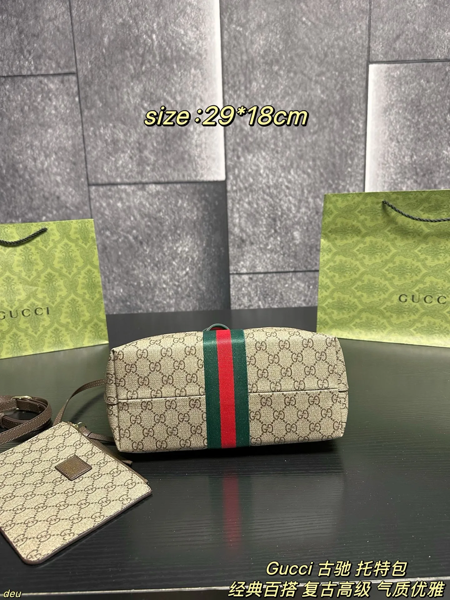 P130配盒 Gucci 古驰 托特包 Gucci Giglio托特!通勤必备好物✨真的被这款超轻自重的托特惊到✨ 装14寸电脑+文件+补妆包,肩膀完全不压塌,打工人狂喜~经典GG帆布+织带滚边,复古又不挑风格,通勤西装、周末休闲装都能搭。可拆卸肩带秒变手拿包,一包两用!磁吸扣设计安全感拉满,开放式收纳拿取超方便,2026早春秀款自带高级辨识度! 尺寸:29*18cm