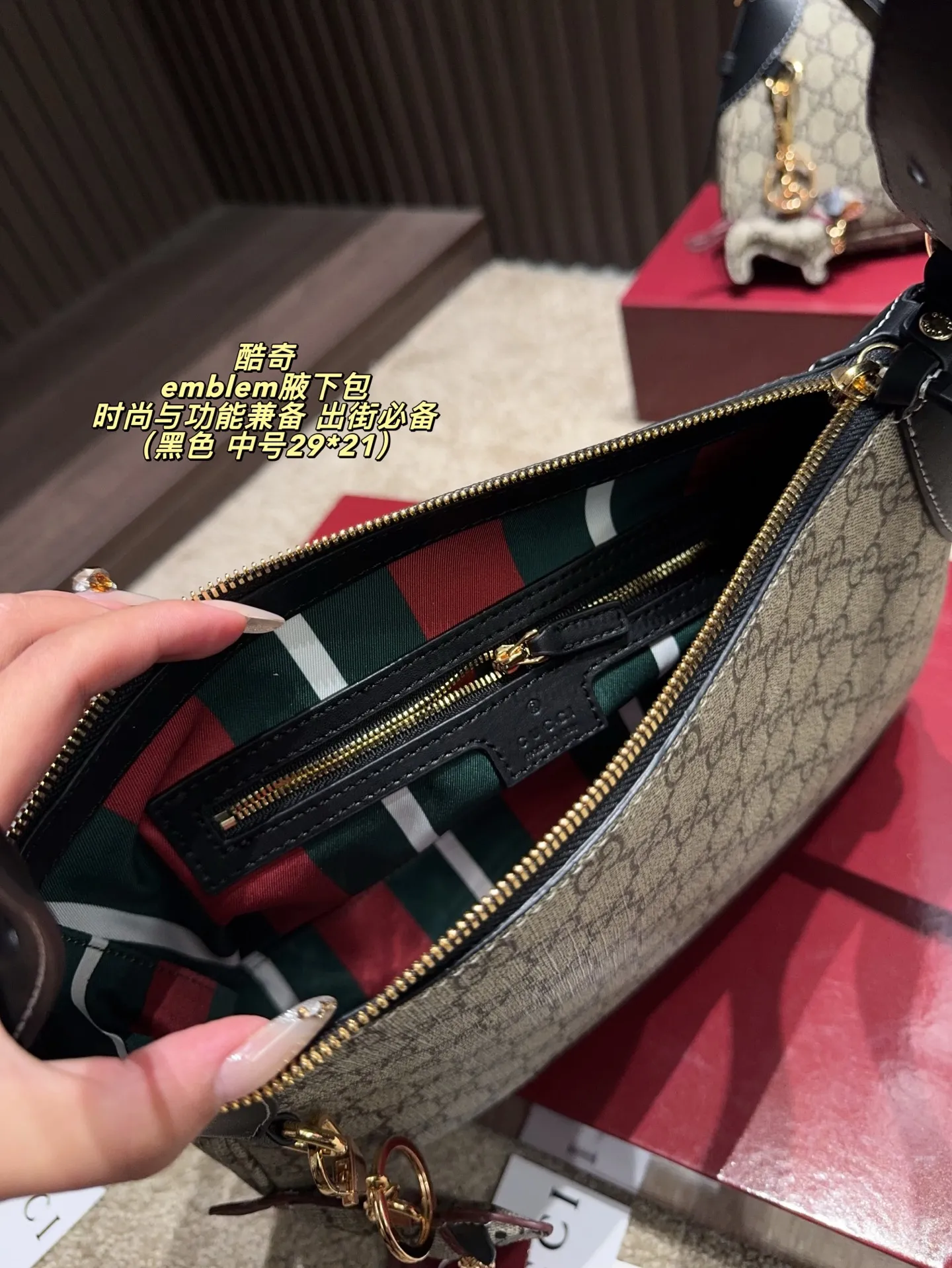 大号P195配折叠盒⚠️尺寸30*23 中号P190配折叠盒⚠️尺寸29*21 小号P180配折叠盒⚠️尺寸19*16 Gucci 酷奇 GG emblem腋下包 采用经典双G帆布†黑色皮革饰边,复古又耐用。金属马街扣点缀,细节满分,品牌辨识度超高!尺寸适中,通勤休闲都能轻松驾驭,手提或腋下背都很时髦。内部空间合理,日常物品轻松收纳,实用又百搭,是Gucci热门单品之一,时尚与功能兼备,出街必备!