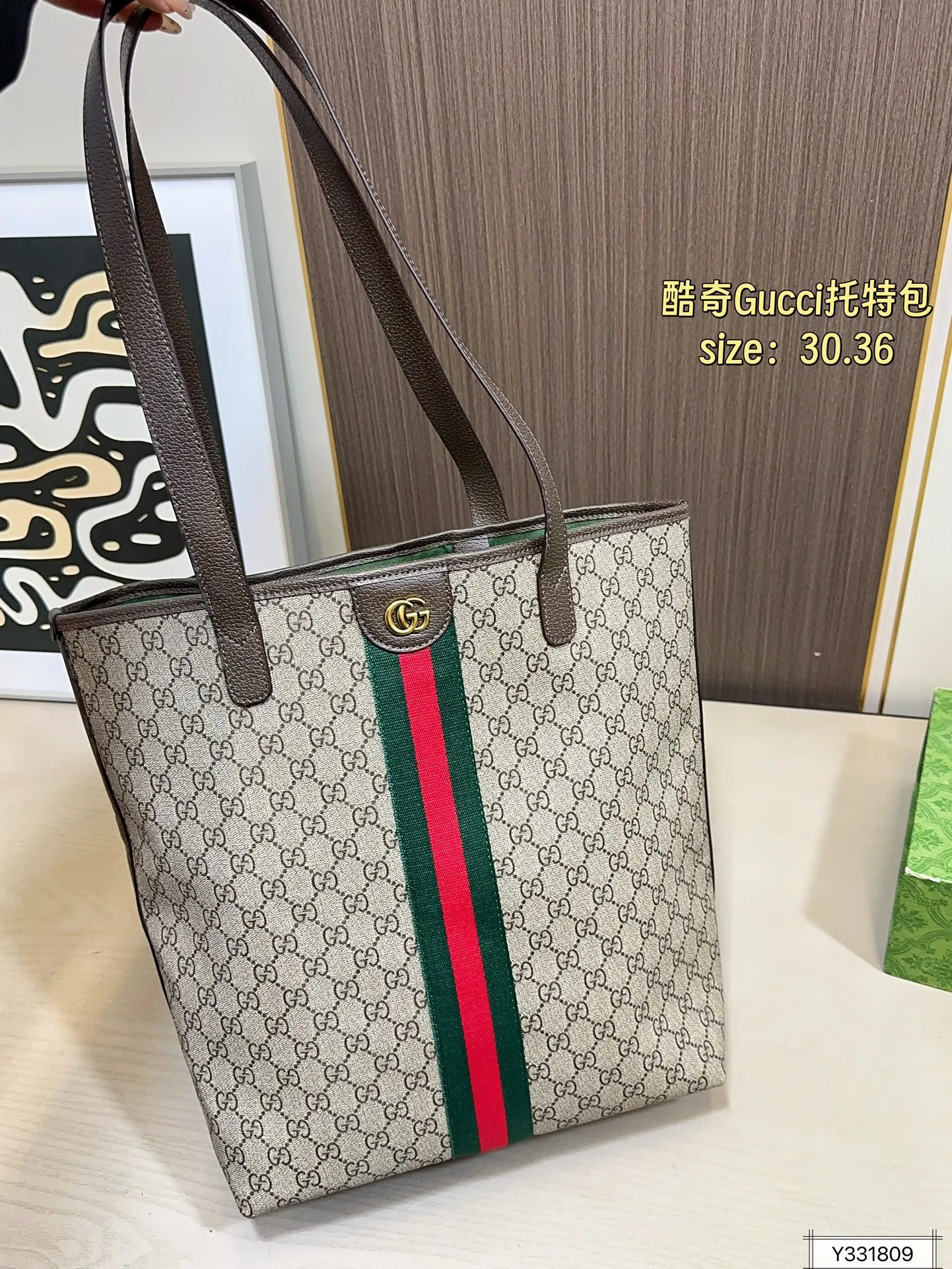 💰125 尺寸30&times;36 酷奇托特包Gucci 秀款首发Gucci Giglio系列女包，将佛罗伦萨的城徽融入设计，从Gucci百年档案馆珍藏的经典元素与传承技艺中汲取灵感，完美诠释古驰对优雅与创新的永恒追求~