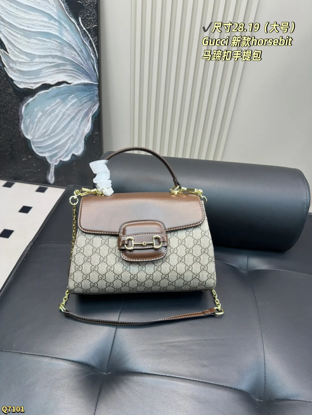 💰130小号尺寸22.16 💰135大号尺寸28.19 酷奇Gucci 新款horsebit马蹄扣手提包,斜挎金属链条,但是肩部都带有牛皮,舒适感会大大提升 🔸优点:复古的马蹄扣简直是包包的灵魂!代入感太强了搭配复古棕色牛皮拼接老花logo,简单又百搭一看就是可以背好几年都不会过时的款式