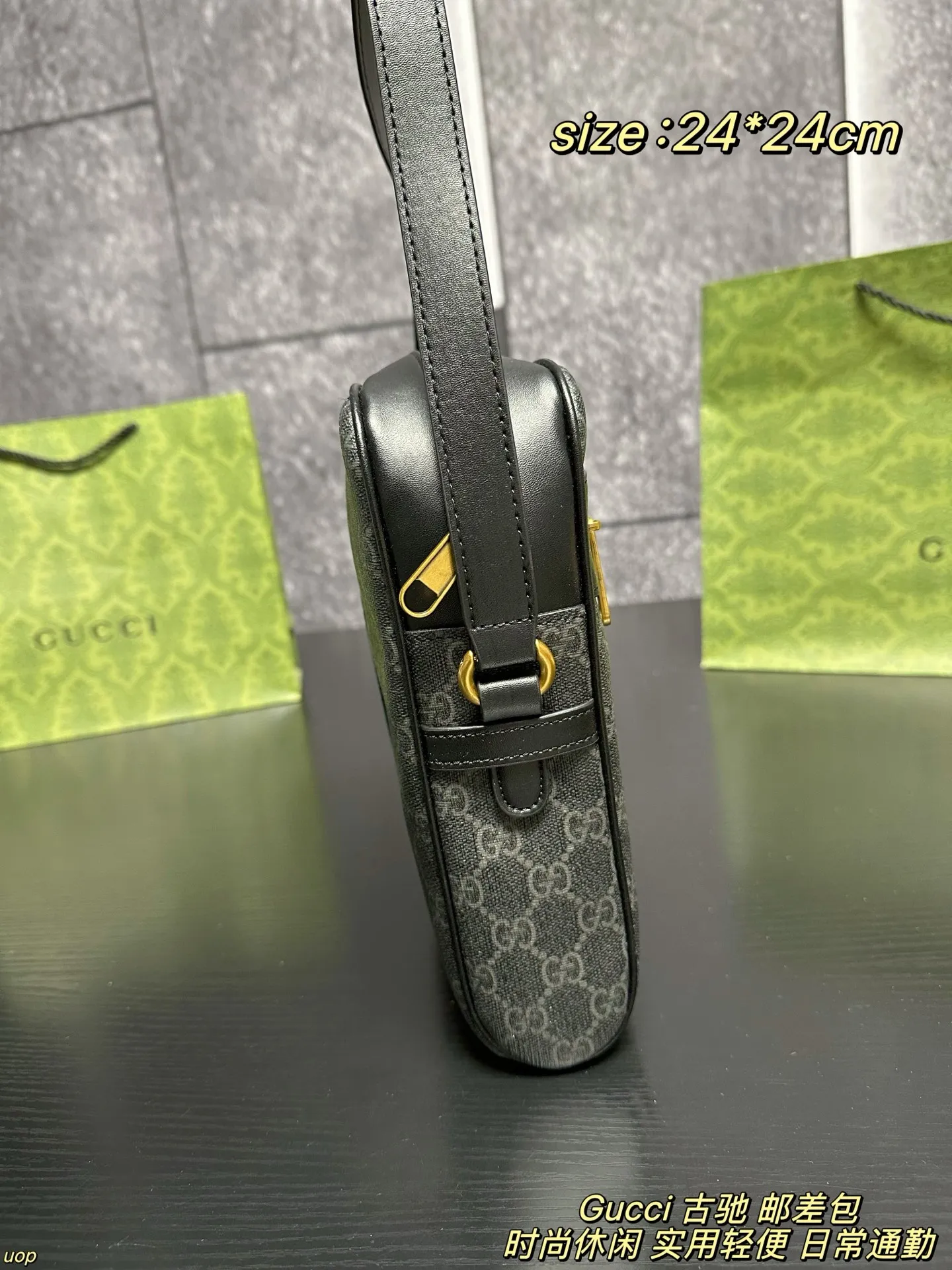 P125配盒 Gucci 古驰 邮差包 男包分享gucci 单肩包,gucci 比起非常火的双扣邮差包这一款古奇男士单肩包可以说非常低调了,经典帆布老花的,这款呢低调稳重,日常休闲也搭得来也可,包包容量比较大,适合出门背着,好看又能装。 尺寸:24*24cm