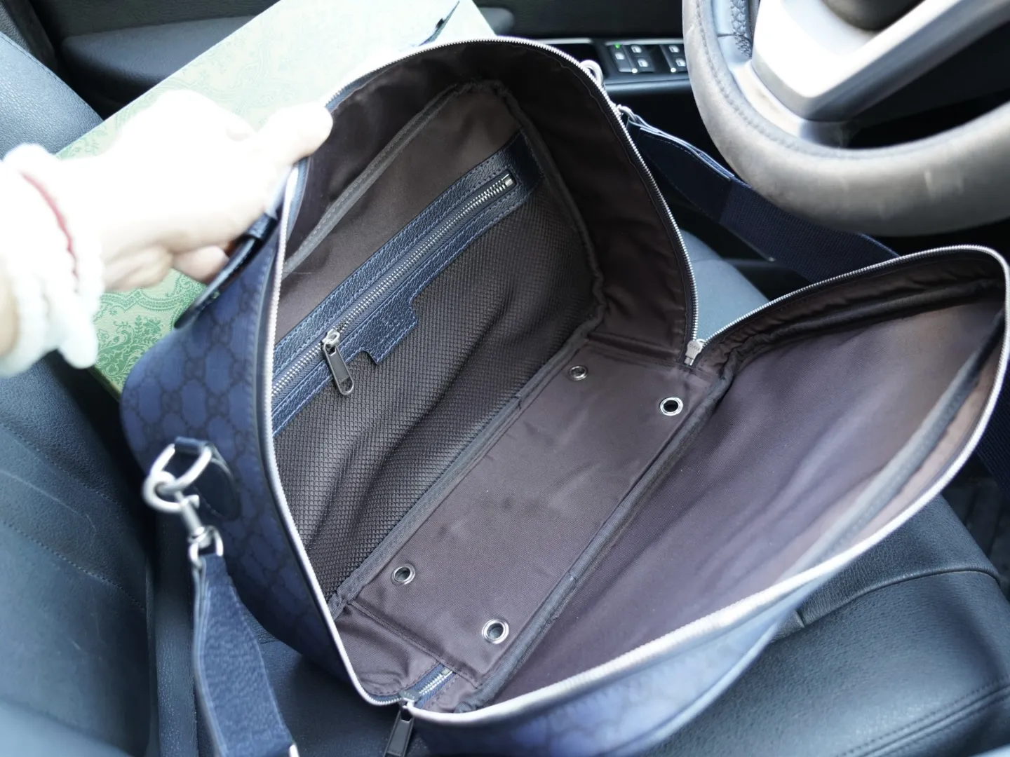 P180 🇮🇹 GUCCI 古驰 官网同步 高版本 斜挎单肩背包 永恒不过时的标志性产品 纯原单牛皮 顶级五金制作 非市面普通版本 今年最爱的款式 全部实拍 实用性非常高 完全不用担心穿搭 配全套包装礼品盒 【规格:36x22x12】