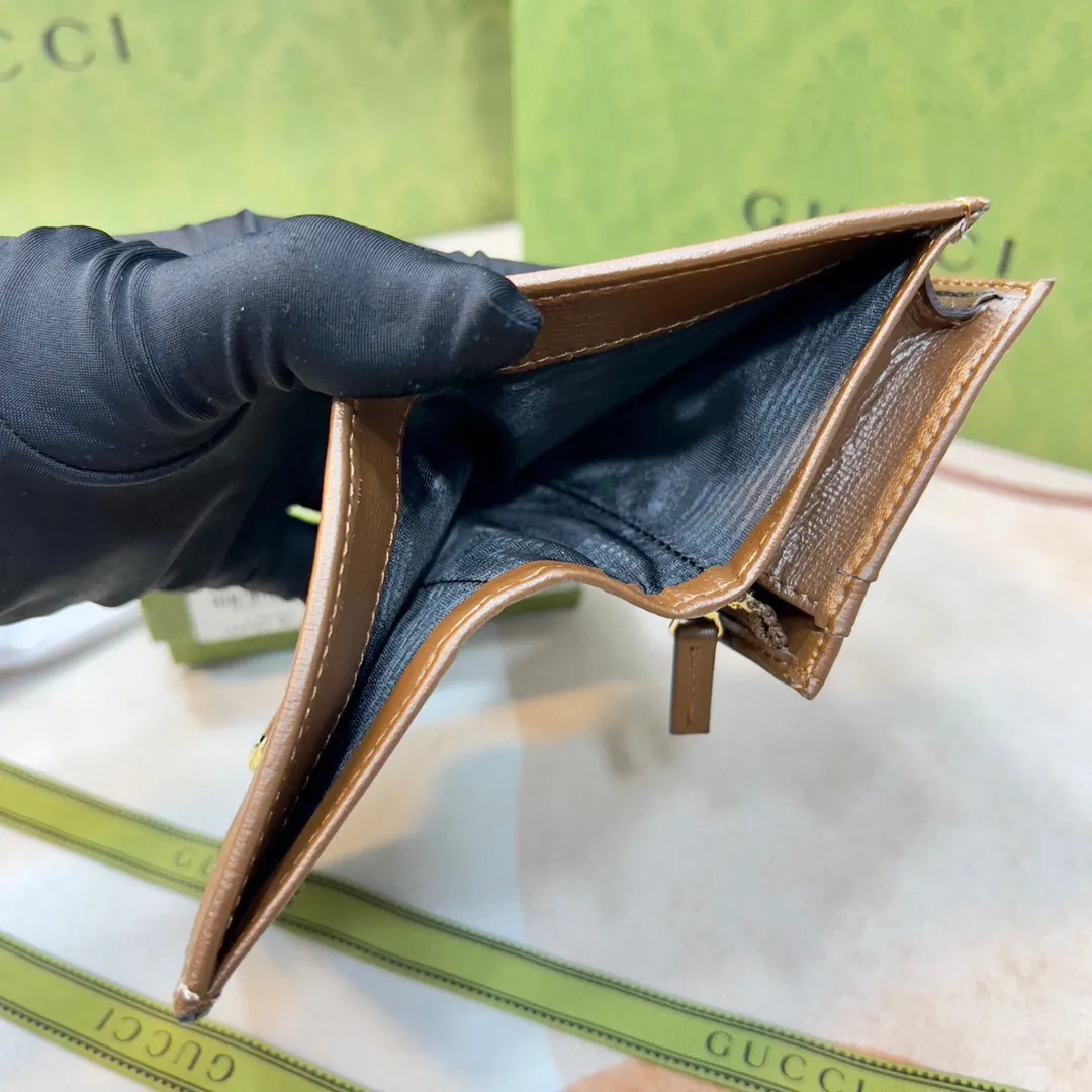 P85🎀🎀GUCCl 621887🎀颜色 黑 白🎀尺寸: 11.5*8.5*3🎀全新推出这款由GG Supreme高级人造帆布和棕色皮革材质制成的Gucci 1955马衔扣卡包。该系列采用与手袋一脉相承的双环和长条形设计,这一细节灵感借鉴自品牌的马术本源,是Gucci经典传承之一,也是品牌最具代表性的符号元素之一