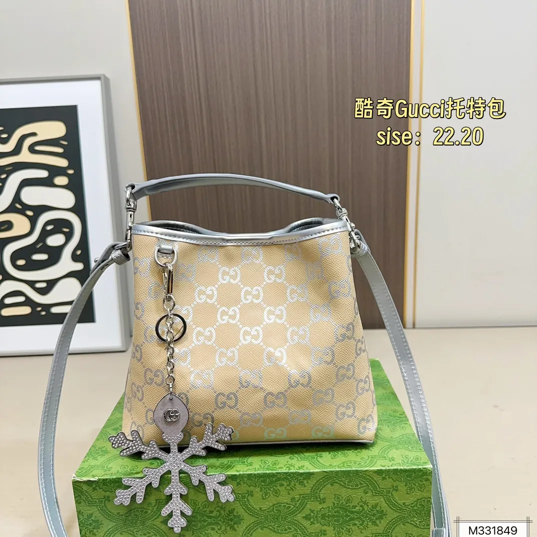 💰165 酷奇 gucci｜冬日限定 包包❄️❄️ ❄️银白色➕燕麦色 直接变身 冬日精灵🧚 ❄️限定款发财桶 古灵精怪 温柔可爱 ❄️限定款小托特 可腋下 可斜挎 ❄️链条包｜腋下包｜零钱包👛 氛围感满满 尺寸22.20
