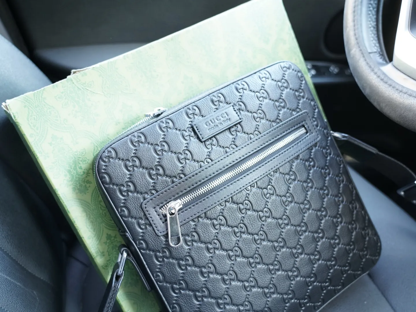 P250 🇮🇹 古驰 官网同步 高版本 斜挎单肩背包 永恒不过时的标志性产品 纯原单牛皮 顶级五金制作 非市面普通版本 今年GUCCI最爱的款式 全部实拍 实用性非常高 配全套包装礼品盒【规格:25x26x5】