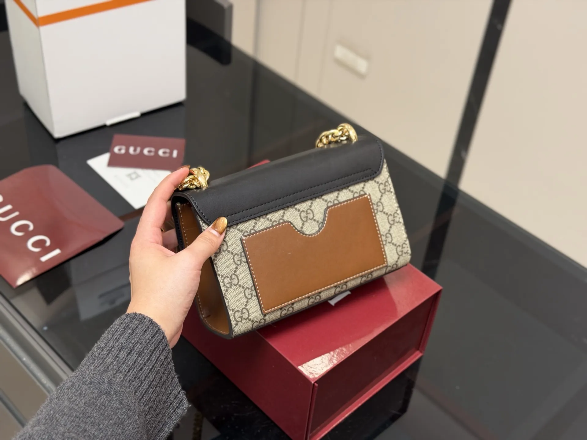 ¥155 配折叠盒飞机盒 size:20.13cm 【古奇padlock】 这款已经卖了几千个了 明星产品 ‼️ 最近质量又升级了 重拍下给你们看 👀 高定版的G Padlock ✔️