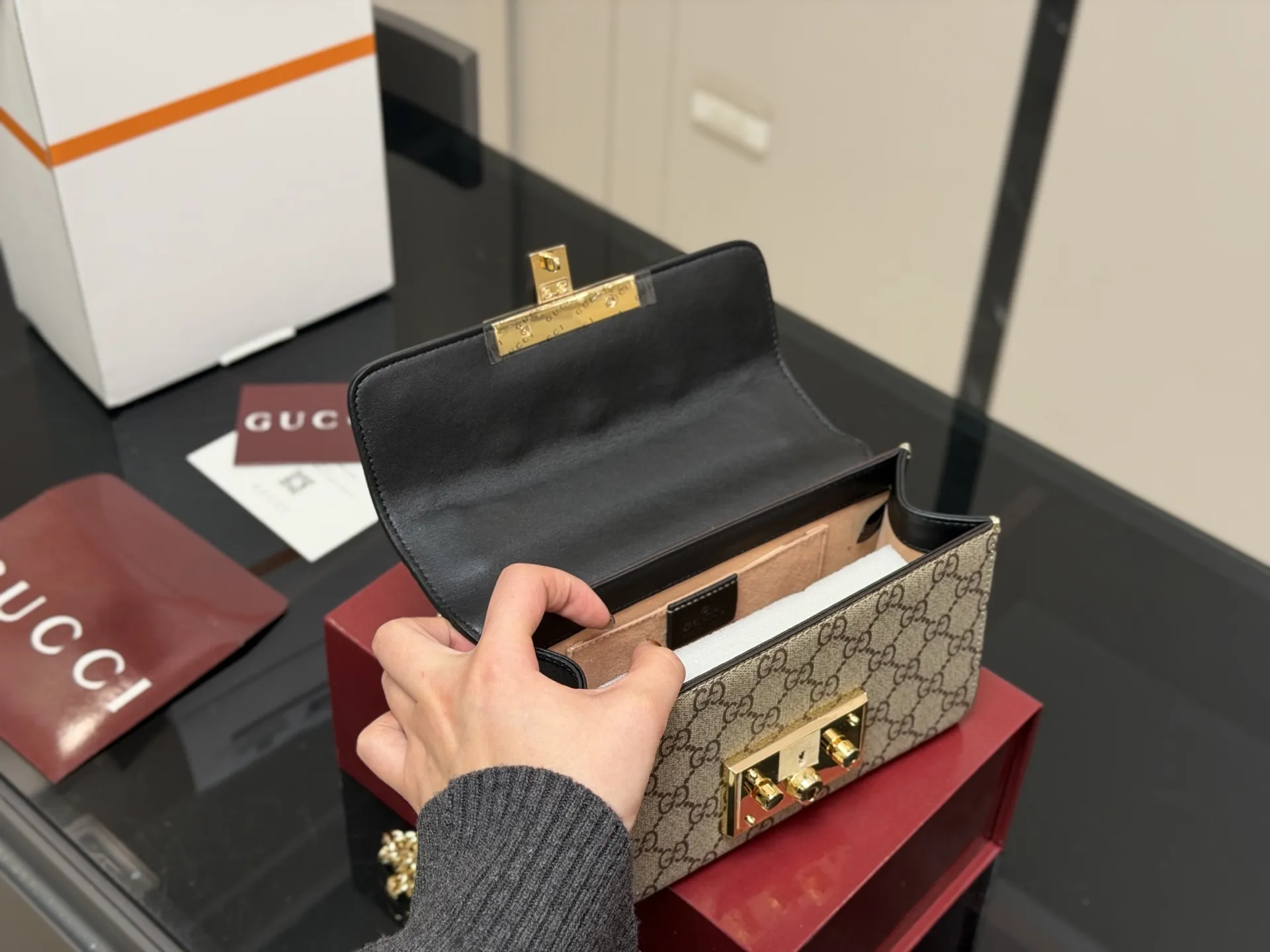 ¥170 配折叠盒飞机盒 size:20.13cm 【古奇padlock】 这款已经卖了几千个了 明星产品 ‼️ 最近质量又升级了 重拍下给你们看 👀 高定版的G Padlock ✔️