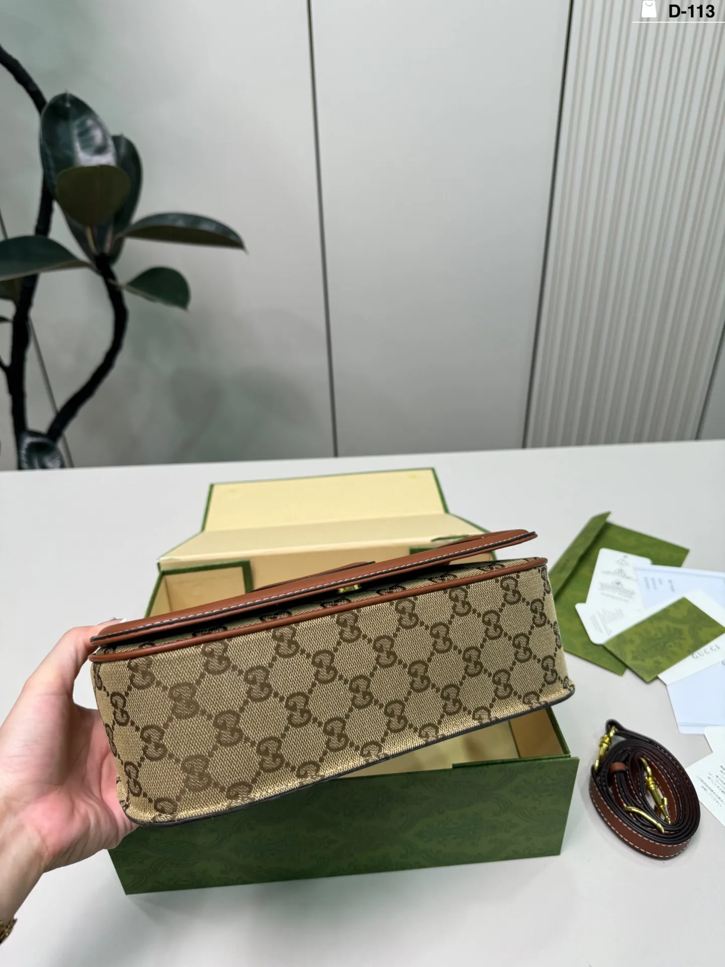 💰p140 D-113尺寸26×14折叠盒 Gucci 酷奇Blondie手提包 复古又时髦,辨识度超高! 通勤休闲都能搭。 搭配简约或复古风都很出彩,实用又吸睛,是时尚与功能兼备的必入单品!