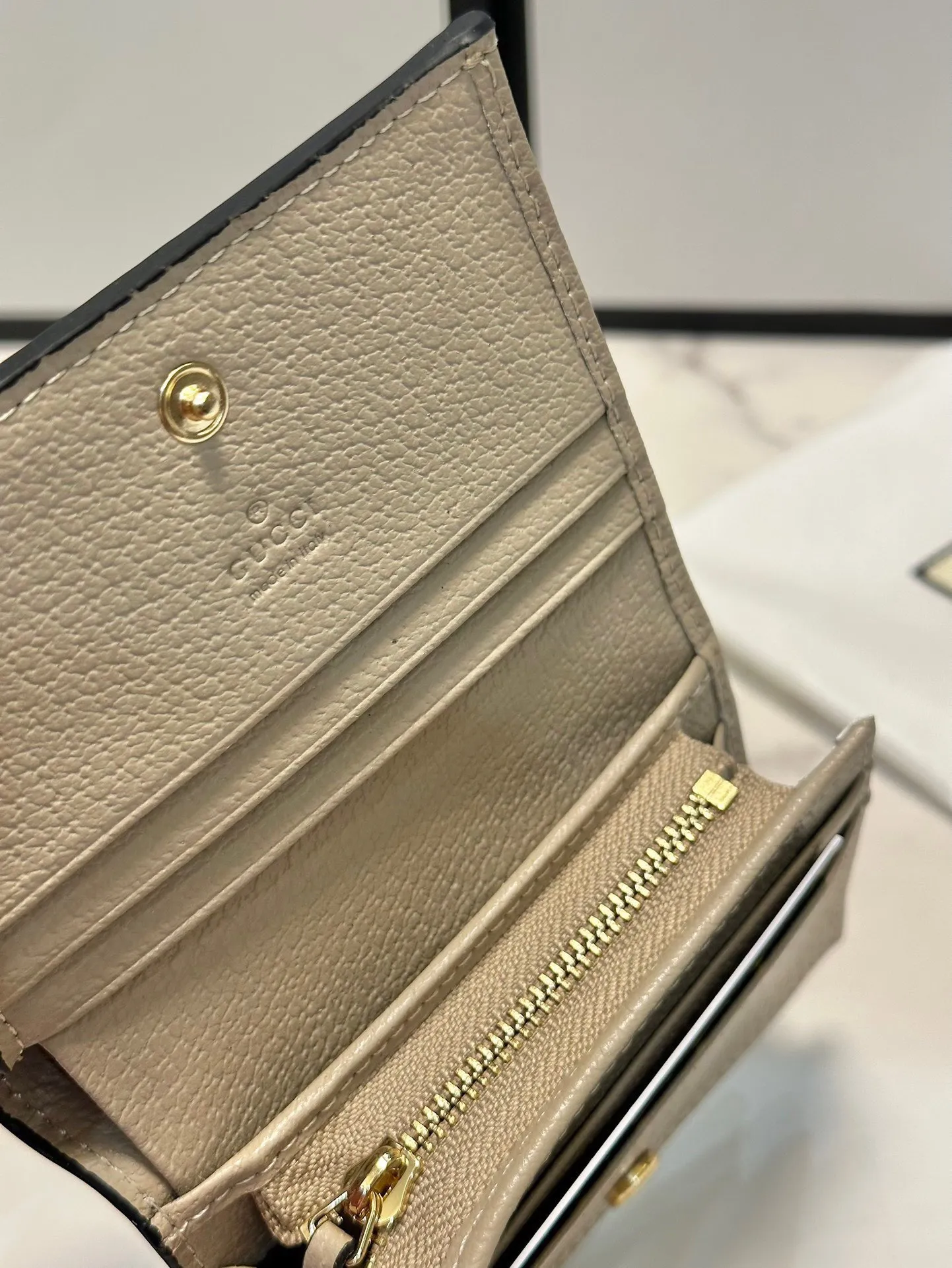 P90🎀GUCCl 🎀颜色 灰🎀尺寸 11*9*3 🎀Gucci 专柜最新款出货!采用里外头层小牛皮 ,做工精致,超多卡位,超薄款设计,携带方便!