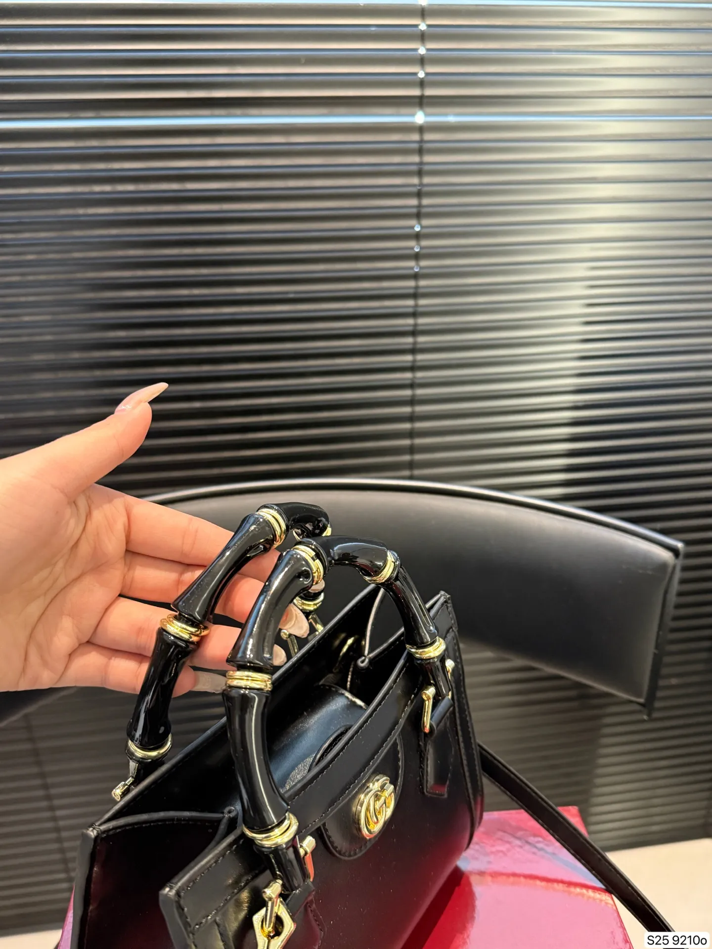 P175 配折叠盒子 酷奇 竹节手提Gucci Diana购物袋 最新系列,这个款复古韵味特别浓,对版五金 原版内里!上身效果也超赞,主要以精致特别的五金来提升整体质感。尺寸 19 16货号9210