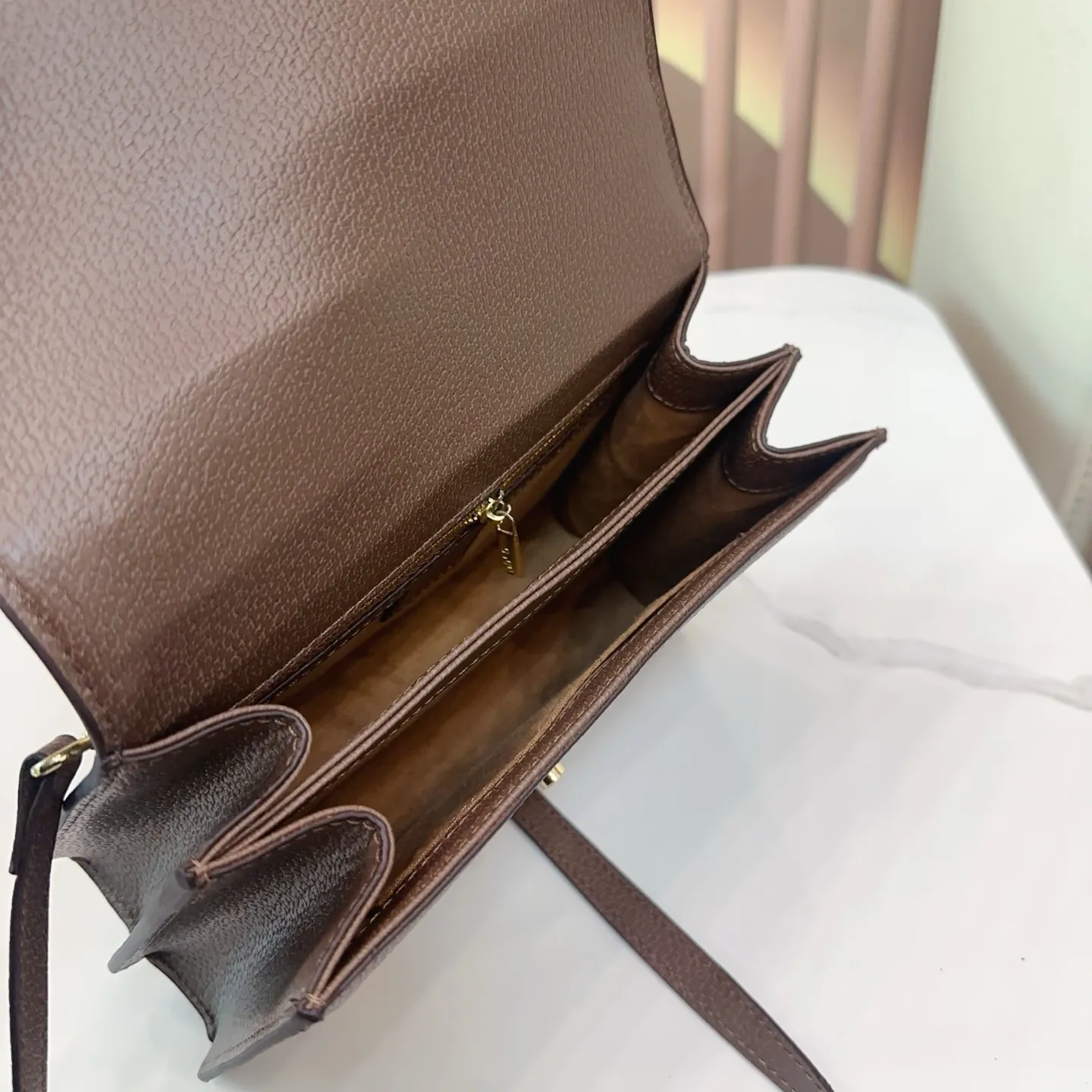 p135 折叠礼盒 Gucci Ophidia系列 新款 老花手提邮差 耐看 复古 不易过时 配原版乌木色牛皮～这个款复古韵味特别浓，对版五金原版碎花内里！上身效果也超赞，主要以精致特别的五金来提升整体质感。尺寸25cm qy