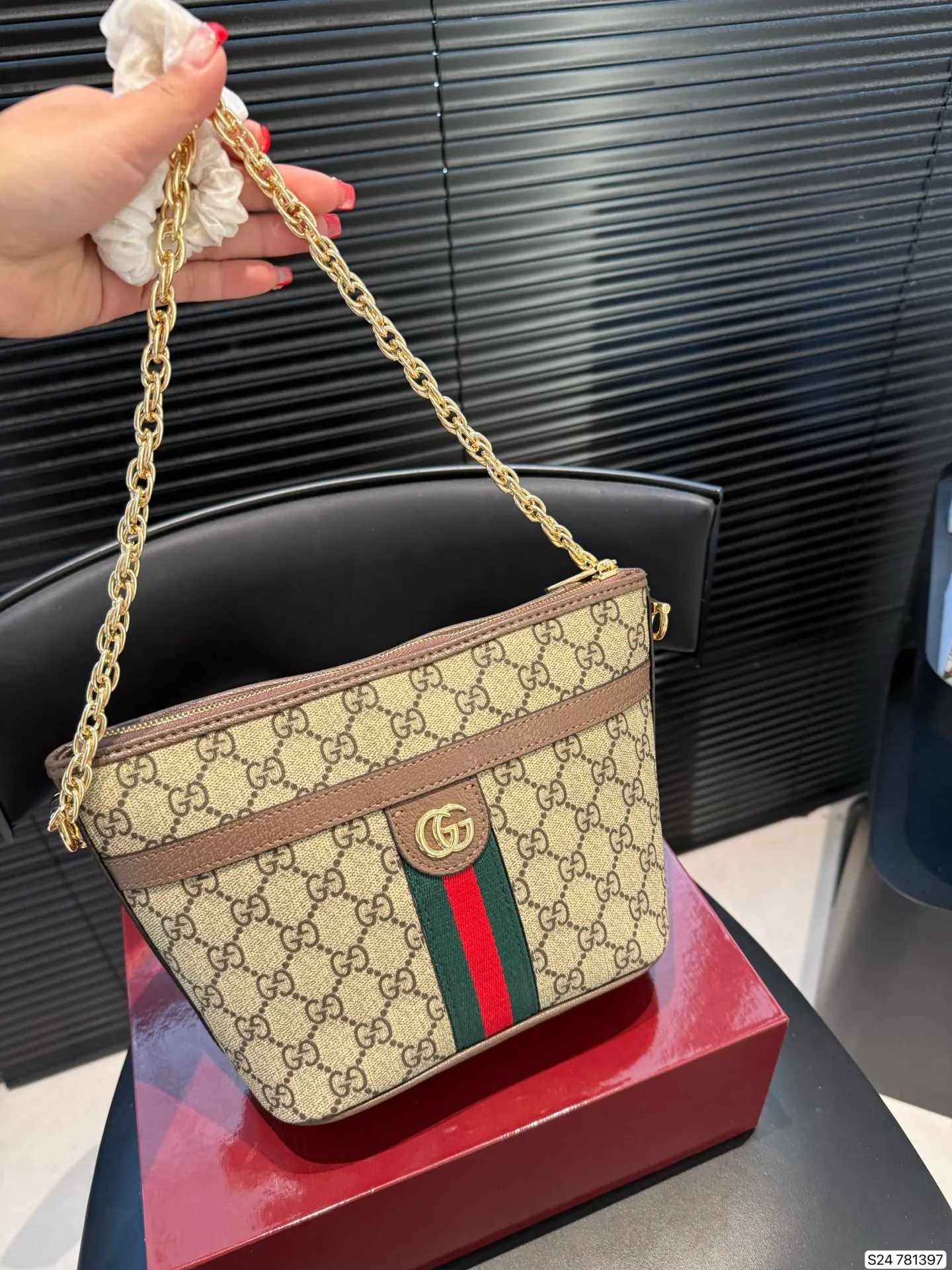 P170 配飞机盒折叠盒子酷奇枕头包Gucci 新款 小方包 枕头包 背上它 走路都带风 一整个被爱住拿捏舒适下午茶氛围日常百搭 经典简洁 尺寸20 17货号781397