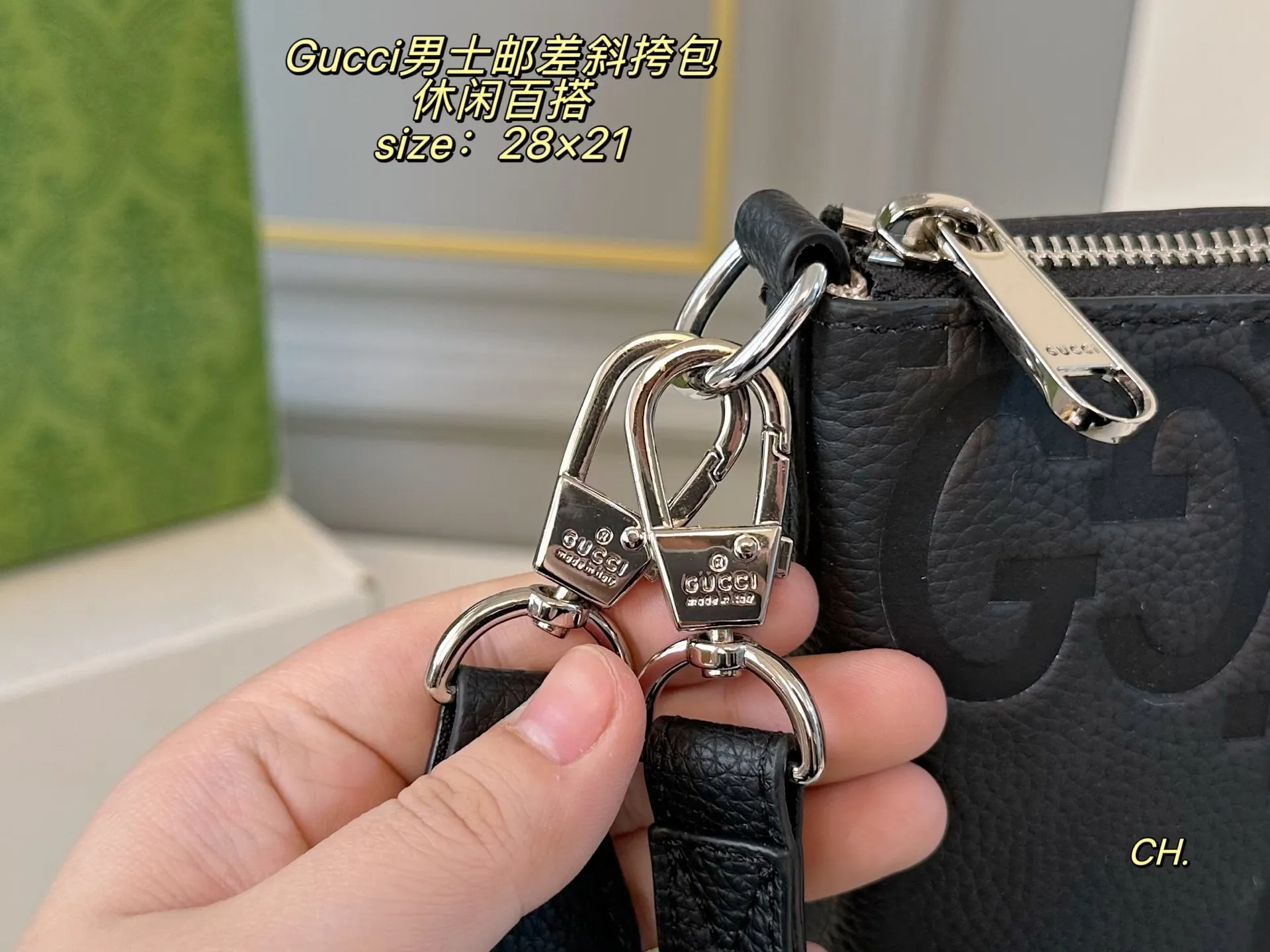 P125（配盒） size：28&times;21 GUCCI 古驰压花男士邮差包斜挎包💕 方方正正的包型很好搭衣服！ 包身特别轻，撞包率极低， 肩带🉑️调节，空间超大～ 出门超方便，男女生都可驾驭❗️