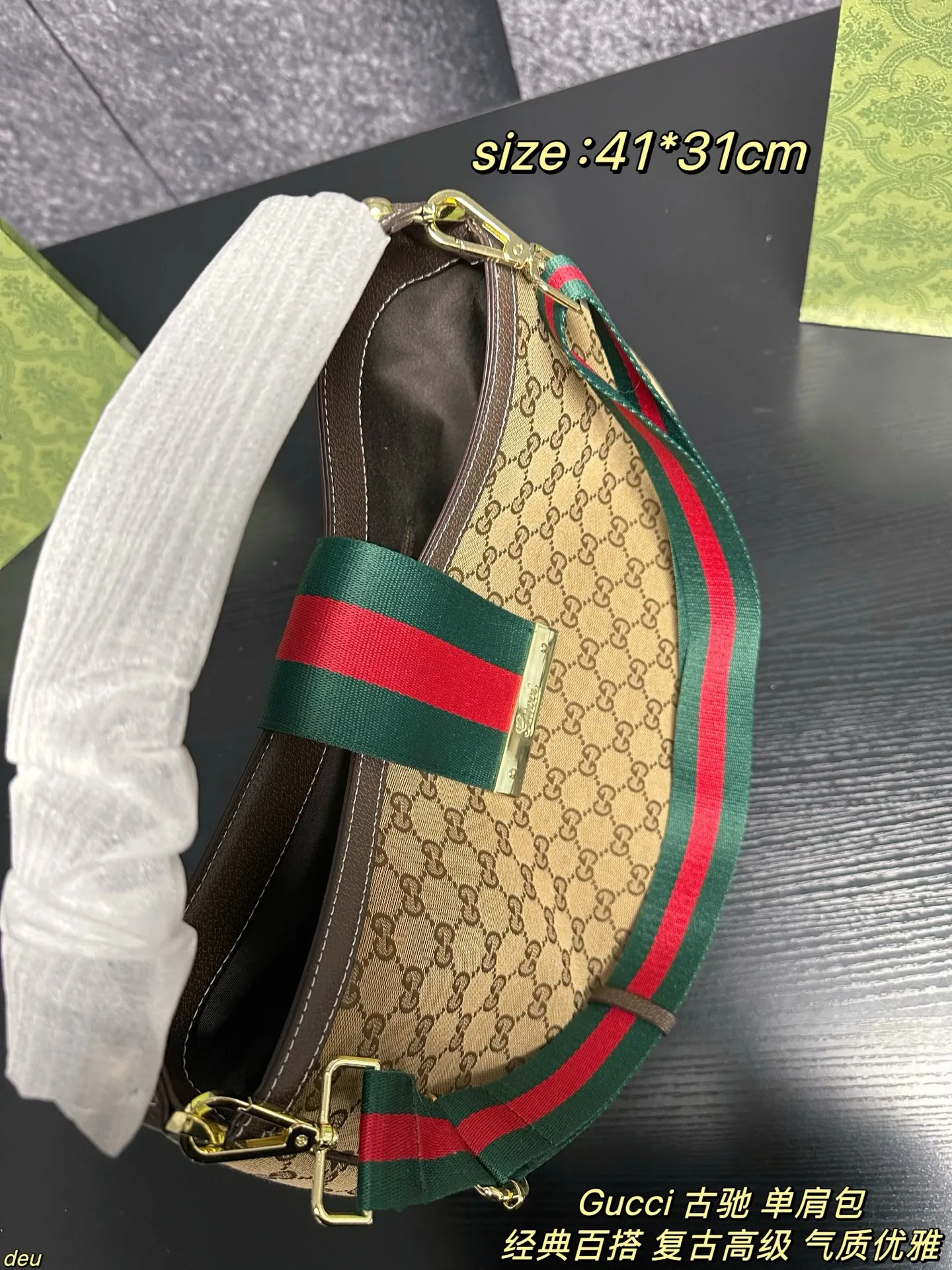 P130配盒 Gucci 古驰 单肩包 老花双G手提来喽！想要复古，经典的老花搭配相得益彰的金扣，整个贵气复古风扑面而来，永不过时的经典款式，简约大气的风格设计，老花在复古感方面狠狠拿捏！想要实用，不小的托特容量，但整体看起来又不会太大，好看至上的前提下整个实用感绝绝子，采用宽条肩带，厚重感满满，又给予松弛感，整体上身好背好用！这样一款实用又贵气的包包，成色极佳，出门也不容易撞包，穿搭好搭配，不挑场合，相信你一定会心动！ 尺寸：41*31cm