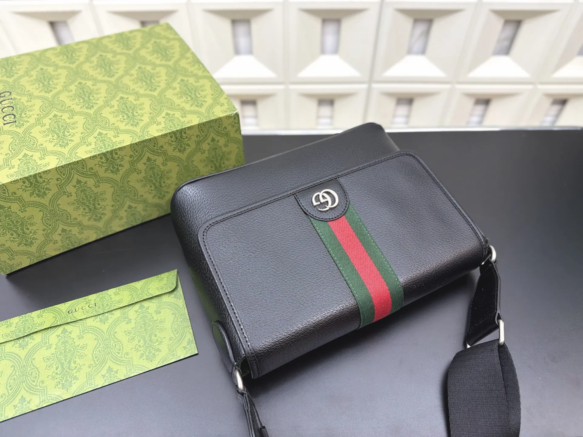 P210 Gucci 古奇 GG Ophidia 邮差包 翻盖单肩包 经典百搭 实物拍摄 原厂原版面料 配送防尘袋礼盒 28 x 20 cm。