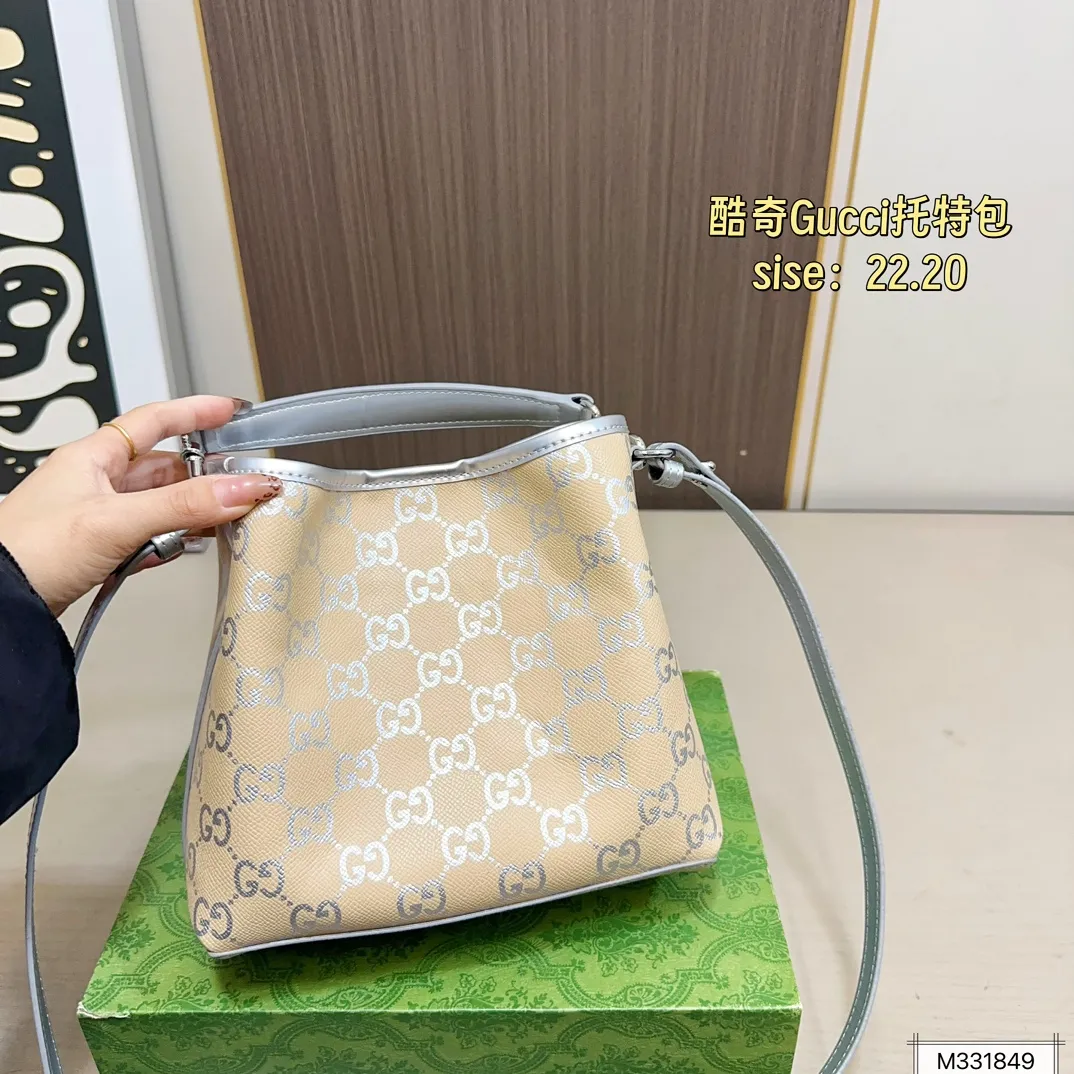 💰165 酷奇 gucci｜冬日限定 包包❄️❄️ ❄️银白色➕燕麦色 直接变身 冬日精灵🧚 ❄️限定款发财桶 古灵精怪 温柔可爱 ❄️限定款小托特 可腋下 可斜挎 ❄️链条包｜腋下包｜零钱包👛 氛围感满满 尺寸22.20