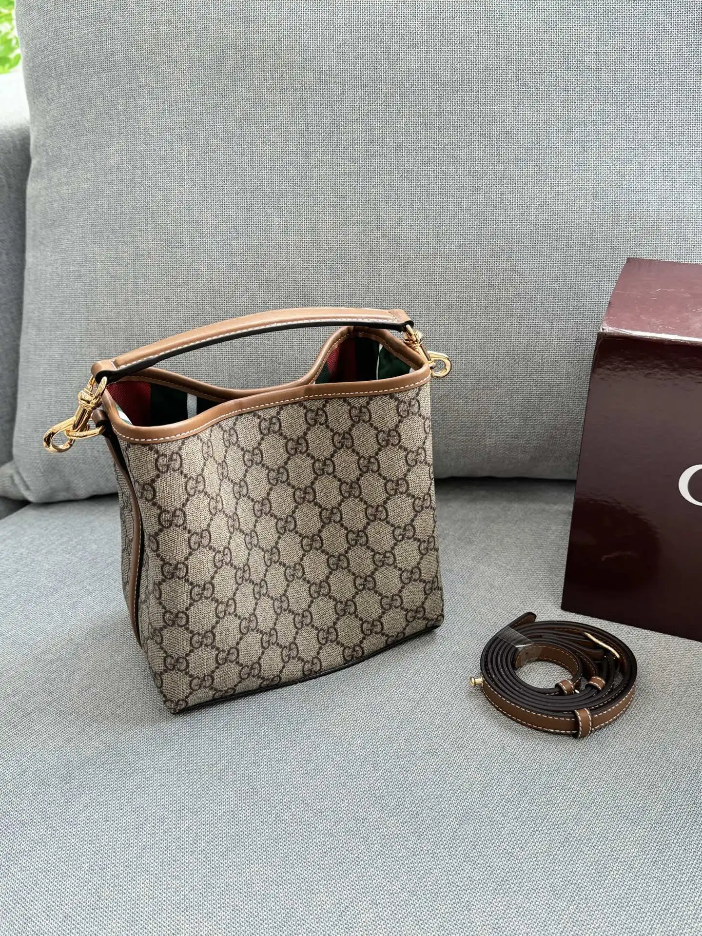 牛皮💰180 全套礼盒 size:18.5×18.5 GUCCI古驰 GG Emblem Emblem 猫头鹰挂件 水桶包手提包 迷你 芯片版本 钥匙扣真的太可爱啦,搭配任何包包都能碰撞出独特的感觉, 非常精致百搭~ 使用频率超高的一只包包!