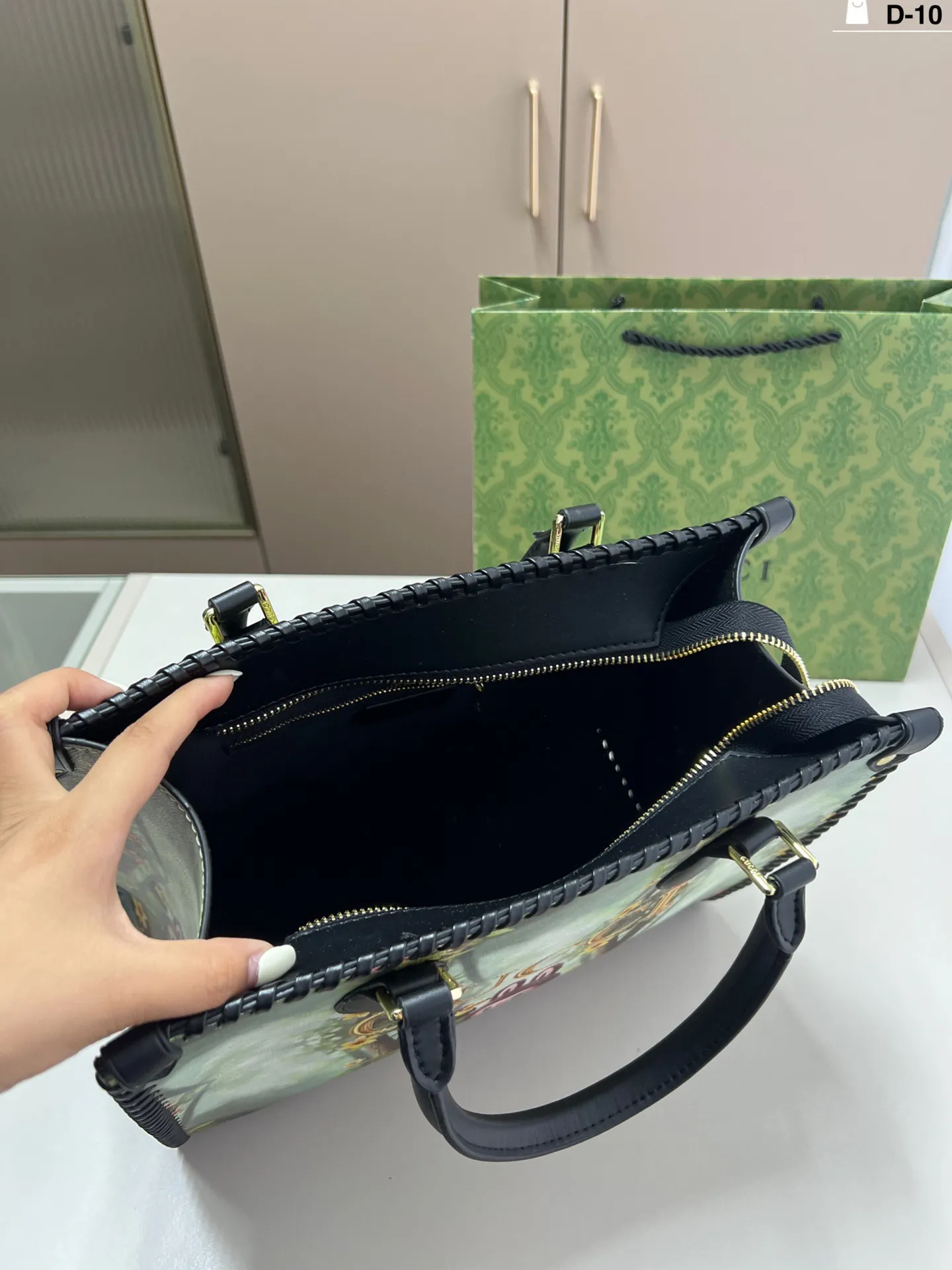 大💰p185 D-10尺寸32&times;27/28&times;21 酷奇GucciLABUBU联名托特包 突显出优雅的气质 容量与实用性不可小觑