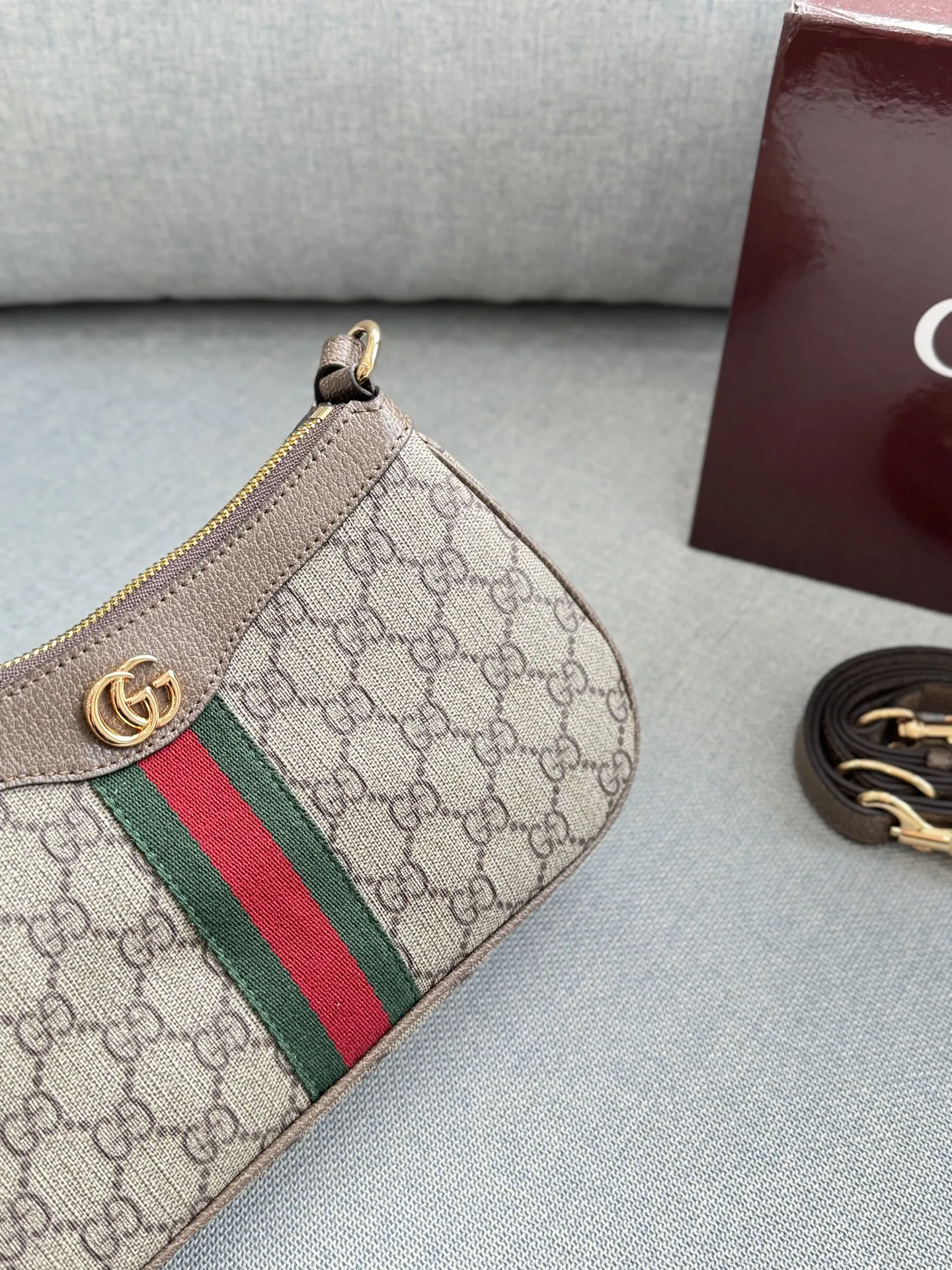 牛皮💰160 全套礼盒 size:26.5×15.5 GUCCI古驰 Ophidia 麻将包腋下包手提包 芯片版本 双链条可闲可甜 手提 腋下都可 复古范儿 可盐可甜可复古😍放心冲~ 容量很适合日常通勤~ 冷门小众不撞款. 老花复古时髦感拉满