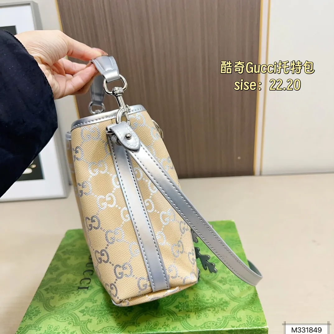 💰165 酷奇 gucci|冬日限定 包包❄️❄️ ❄️银白色➕燕麦色 直接变身 冬日精灵🧚 ❄️限定款发财桶 古灵精怪 温柔可爱 ❄️限定款小托特 可腋下 可斜挎 ❄️链条包|腋下包|零钱包👛 氛围感满满 尺寸22.20