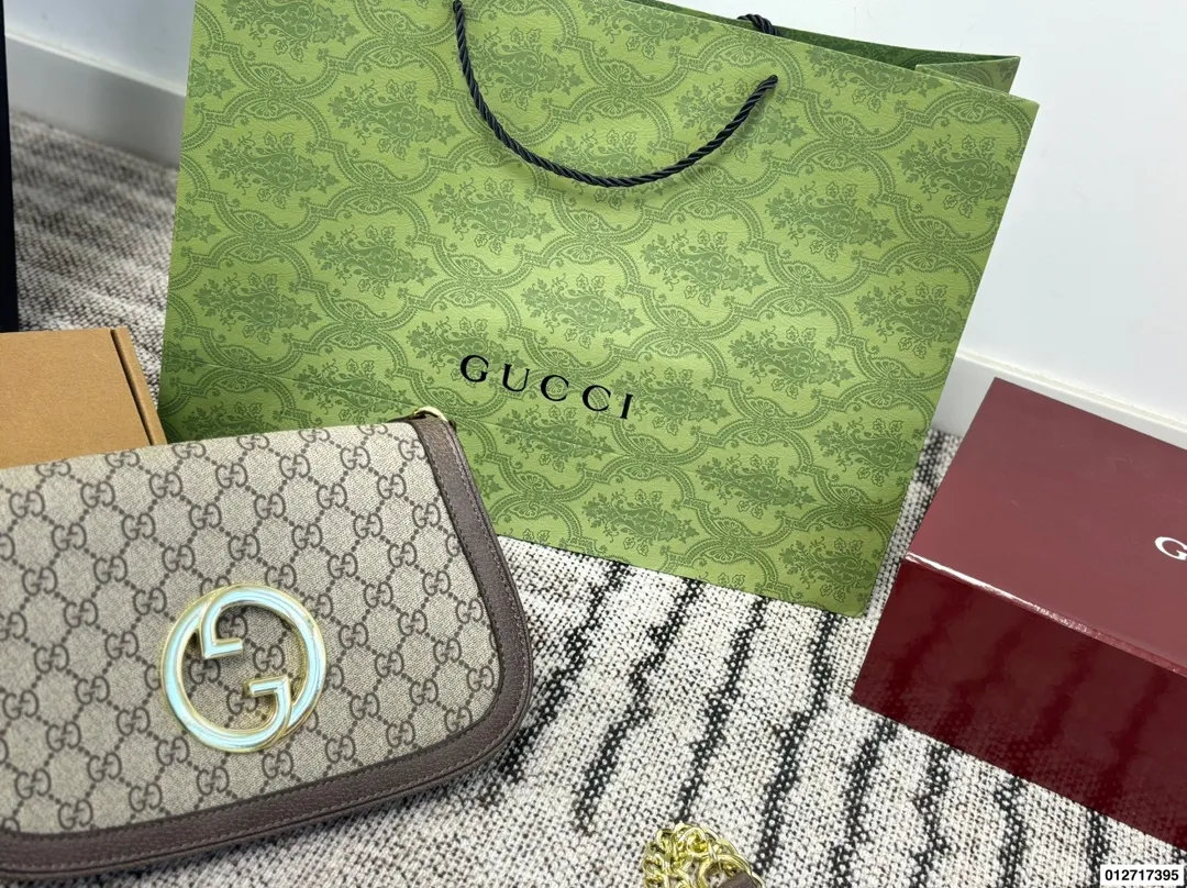 p155 礼盒包装🎁 Gucci 绝对的大爆款Blondie 金属镂空logo 搭配翻盖包身设计 经典且复古 绝不能错过尺寸:28.18