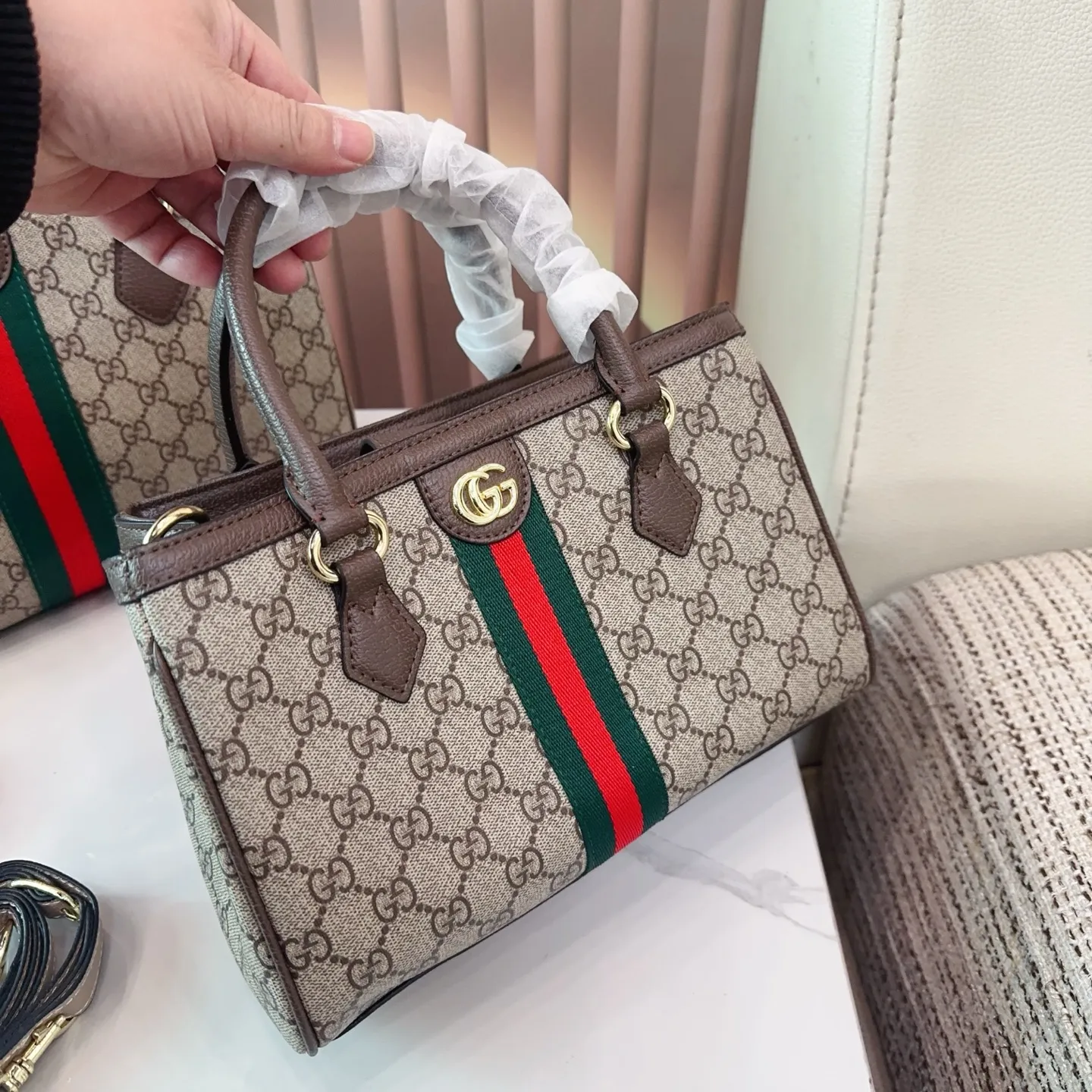 p150/ p145 尺寸大号34.23 小号26.19 酷奇托特 GUCCI 经典的老花加双G字母 Gucci酷奇ophidia托特包购物袋 休闲时尚 酷飒十足 红绿条纹融合与一身 浅棕色帆布复古感特别浓郁 特别适合夏天 上身超辣 容量日常出门需求都可以满足 对小个子女生非常友好q
