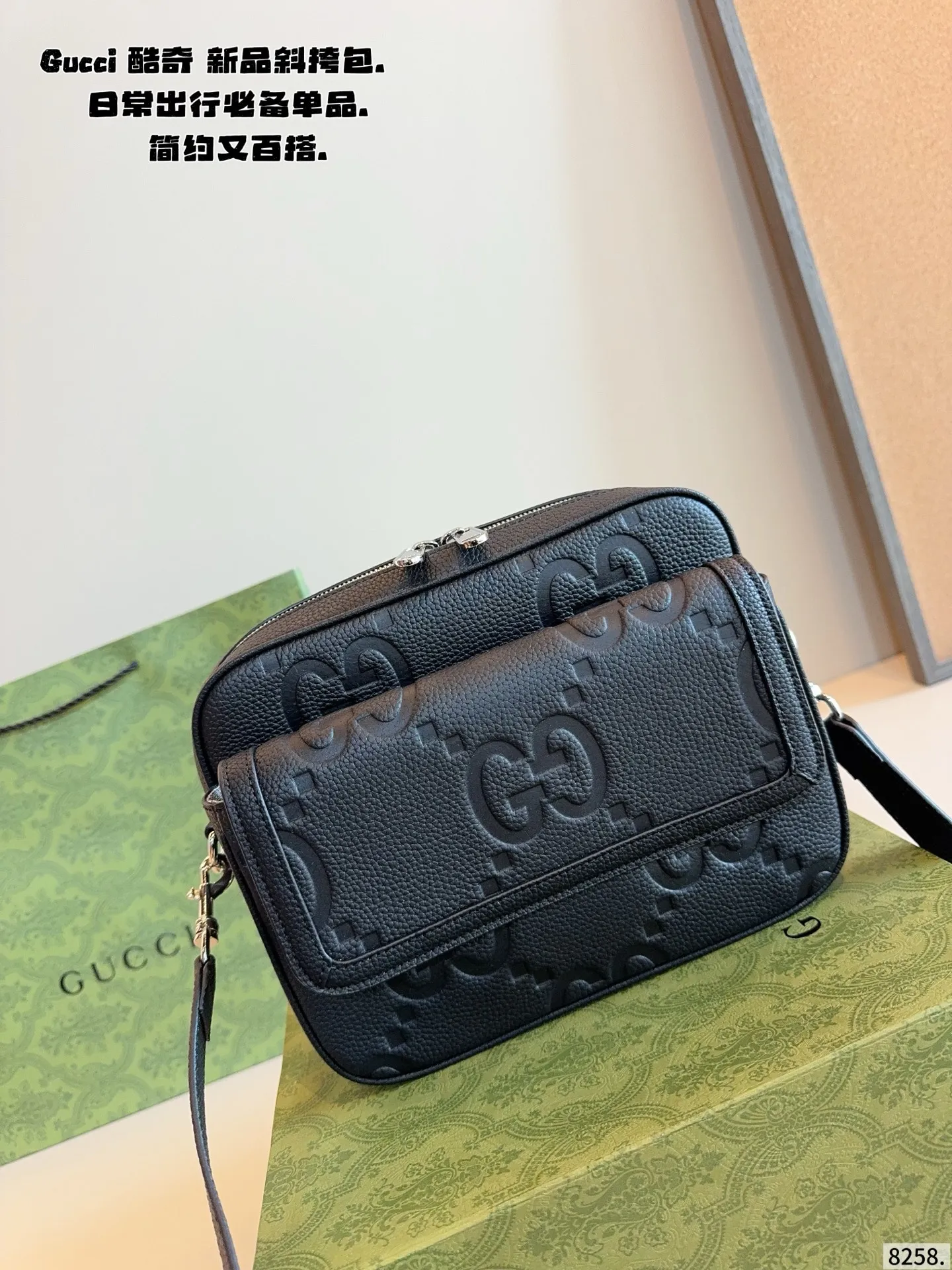 p220纯皮 配礼盒🎁. GUCCI酷奇ophidia斜挎包. GG男包来咯~ 随着时间成长,压花也是经久耐看且永不过时的元素 这款包包造型小巧,依旧是复古的调性,方方正正的包型很好搭配衣服,可斜挎可作为手拿包,日常休闲和商务场合都可以驾驭,撞包率也很低,包身整体也很轻便,简约低调有质感尺寸24*5*18cm