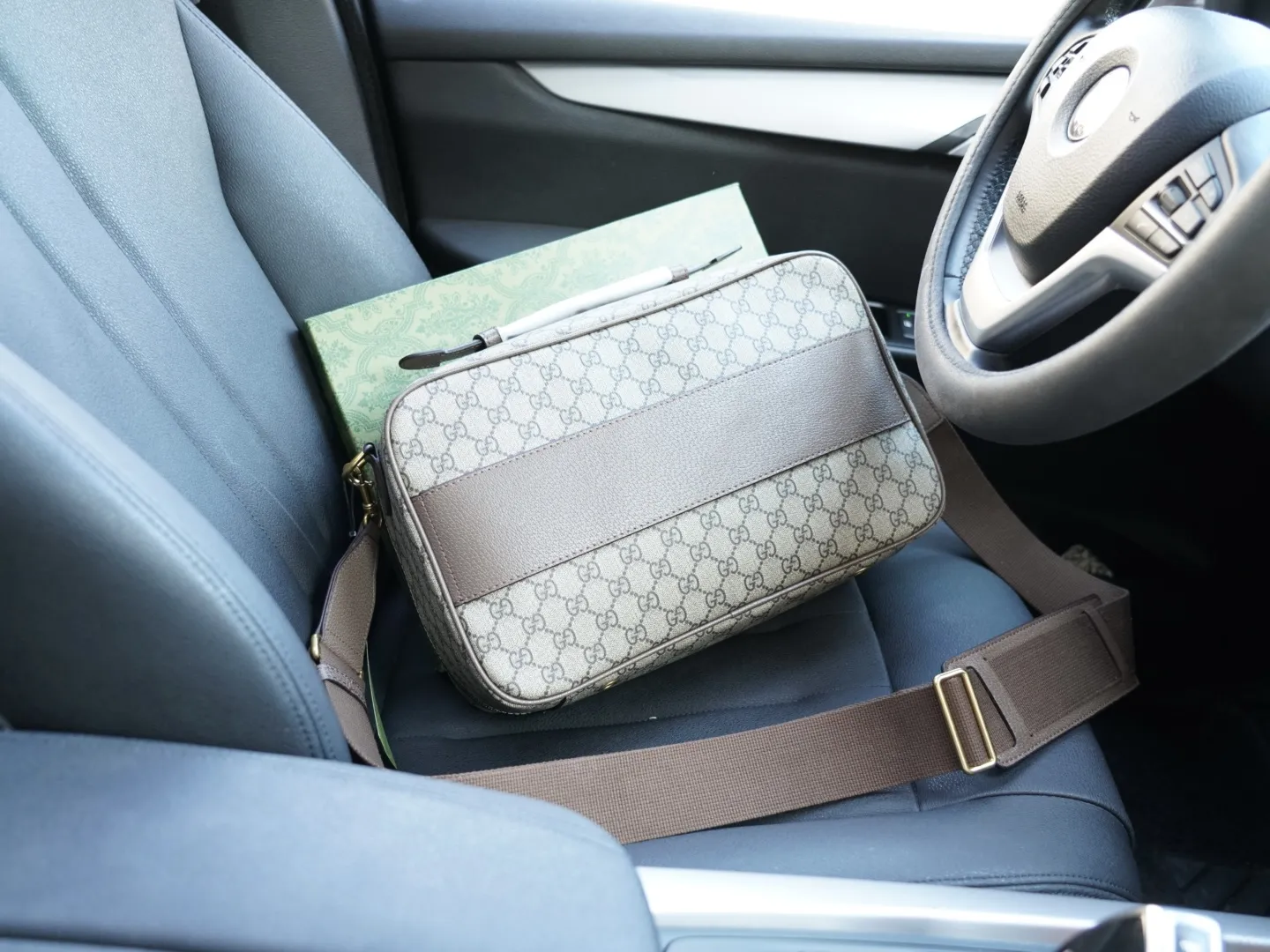 P180 🇮🇹 GUCCI 古驰 官网同步 高版本 斜挎单肩背包 永恒不过时的标志性产品 纯原单牛皮 顶级五金制作 非市面普通版本 今年最爱的款式 全部实拍 实用性非常高 完全不用担心穿搭 配全套包装礼品盒 【规格：36x22x12】