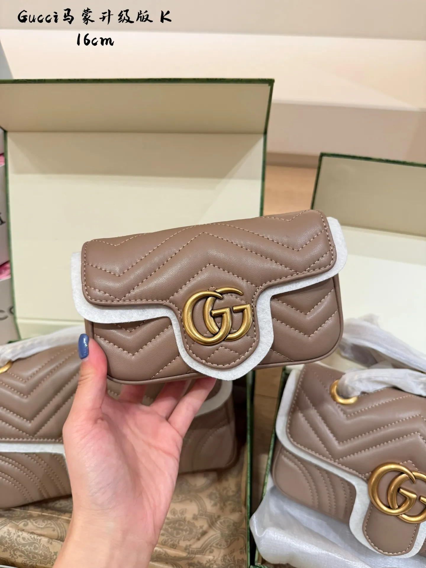 p130p155p160 GUCCI marmont|经典&百搭! GUCCI马蒙链条包经典尺寸: 16cm 22cm 26cm 经典金扣双GLOGO复古做旧五金波浪纹衔缝牛皮!采用的是小牛皮不仅有光泽感还很耐用单肩可以优雅成熟斜挎可以休闲个性一包顶百包