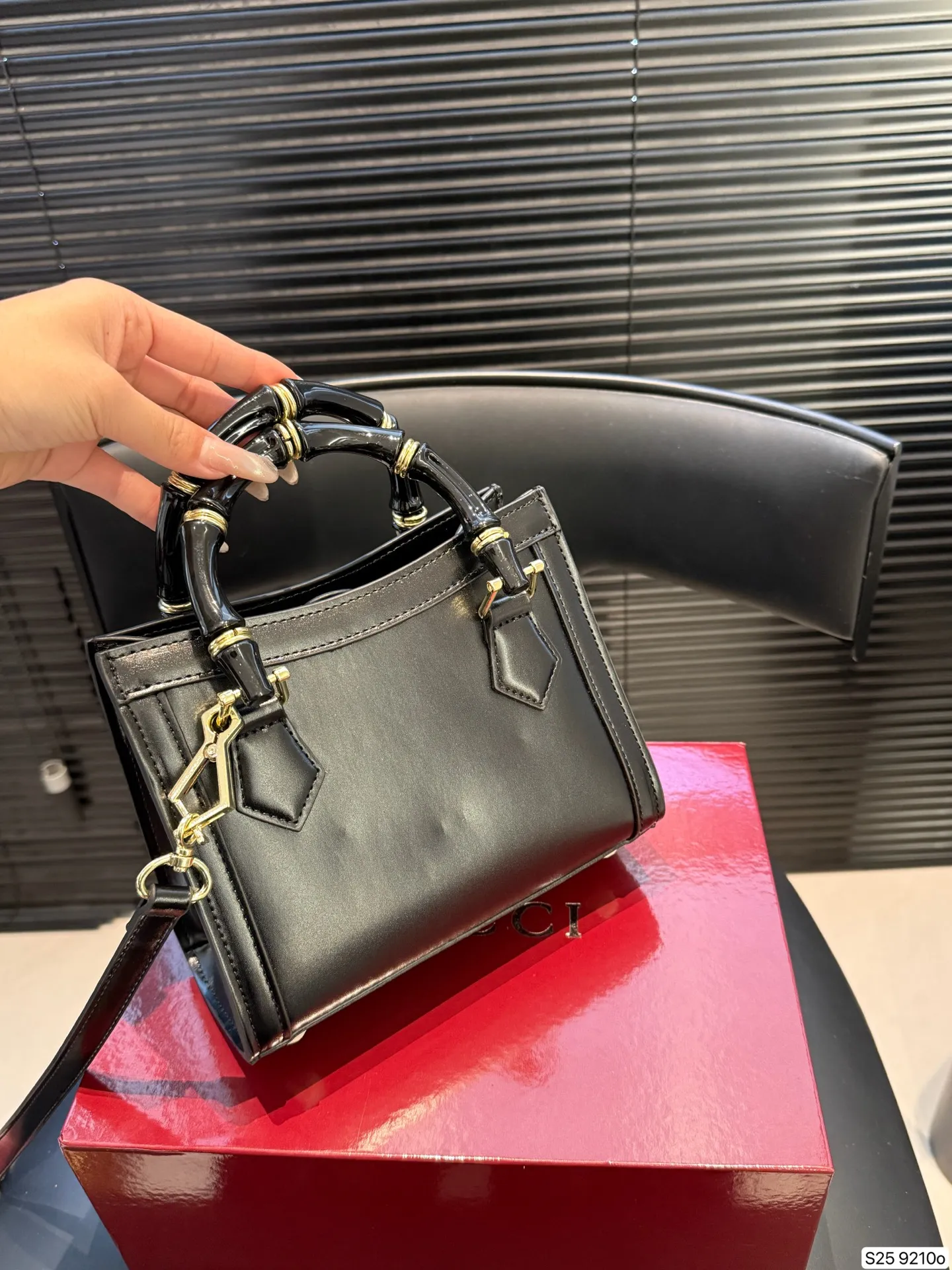 P175 配折叠盒子 酷奇 竹节手提Gucci Diana购物袋 最新系列,这个款复古韵味特别浓,对版五金 原版内里!上身效果也超赞,主要以精致特别的五金来提升整体质感。尺寸 19 16货号9210