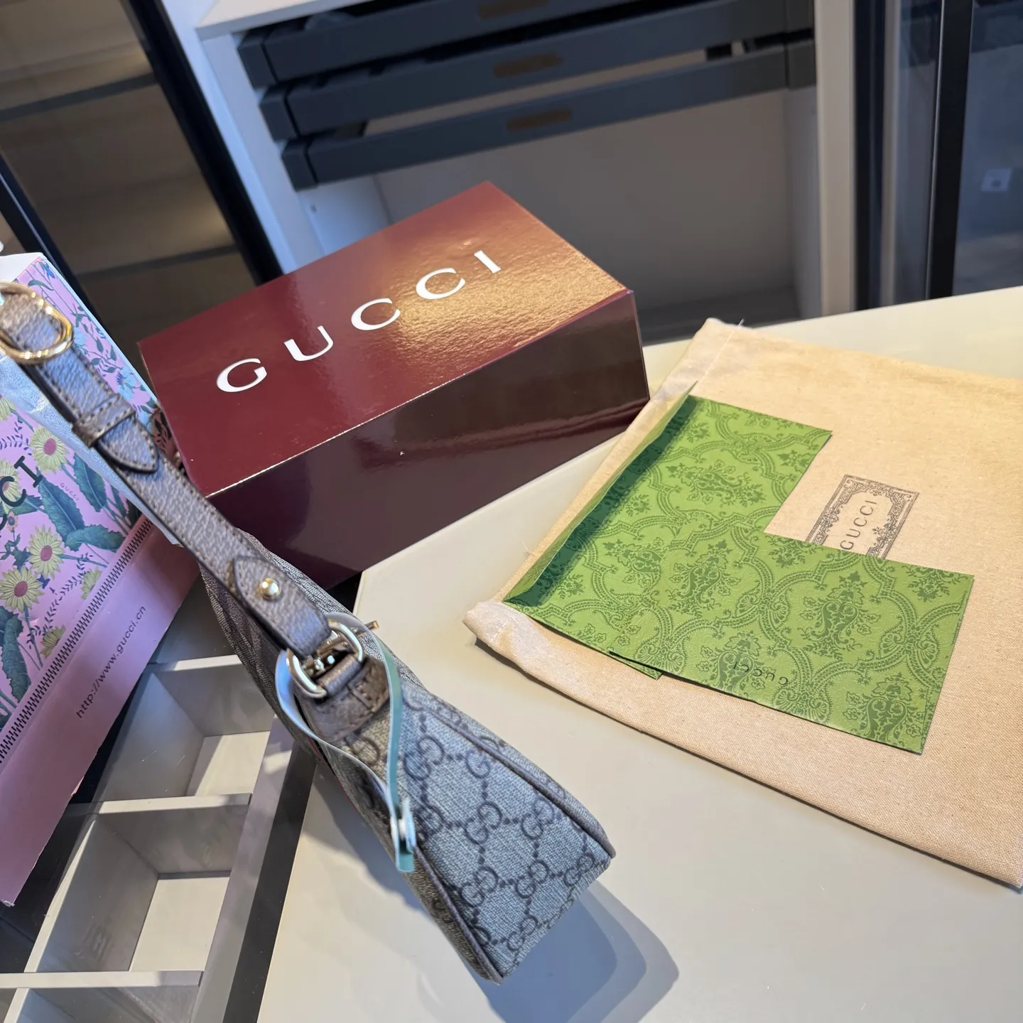 🅿️170✅牛皮系列🔜 顶级货🔥全套包装‼️芯片扫码‼️ GUCCI 专柜经典Ophidia系列腋下包💕明星同款!配长带!高端货!原版头层牛皮!各大明星追捧的爆款~采用顶级原版五金配件!经典logo!顶级做工!堪比专柜品质✈️原版飞机盒🎁原版折叠礼盒包装(size:25*15*6)