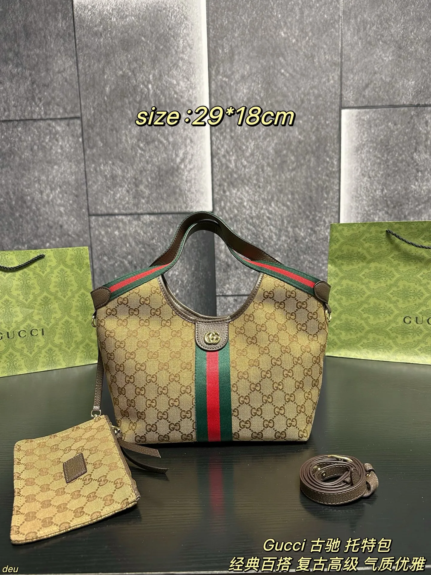 P130配盒 Gucci 古驰 托特包 Gucci 2025新款Giglio托特包就走不动道了！典藏设计复刻太懂复古党，还出了经典老花和深色单宁两款配色，复古与现代撞得刚好，通勤党和时髦精都能满足～GG老花帆布质感绝了，红绿织带滚边+立体双Glogo，品牌辨识度拉满，背上就是行走的复古画报，日常通勤王者，电脑文件轻松装，秋冬配厚外套绝了，欧美风拉满 尺寸：29*18cm