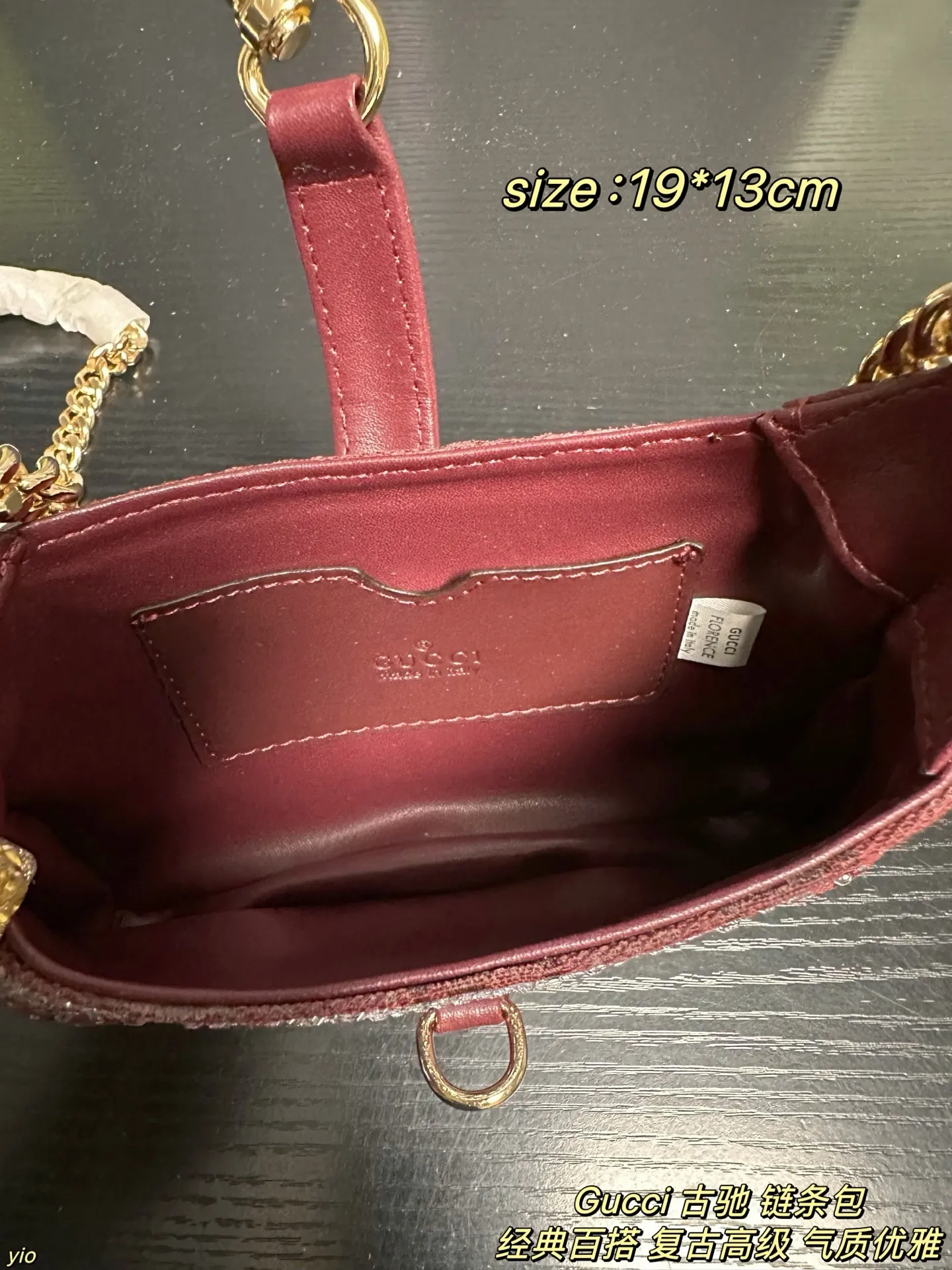 P145配盒 Gucci 古驰 链条包 红色满钻Jackie~爱不够的甜奢风，奢华梦幻的气息简直要扑面而来啦~包身布满闪耀的钻石 不同的光线下都能闪烁着迷人的光芒哇，这种柔美的红色调很容易就能增添一抹甜美精致的魅力 简直是晚宴绝配！ 尺寸：19*13cm