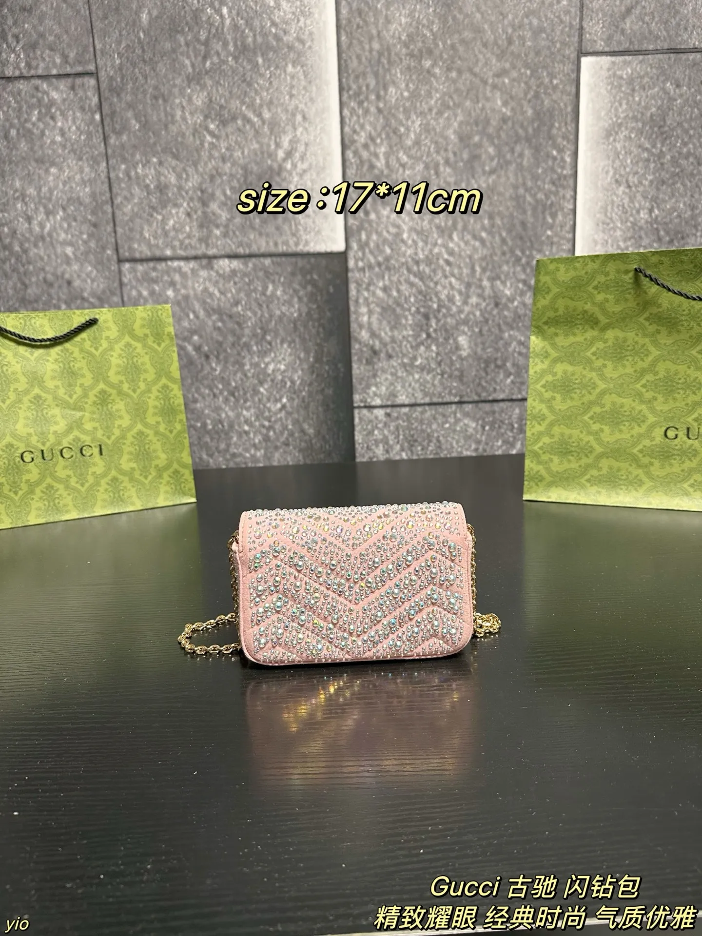 P155配盒 Gucci 古驰 闪钻包 品牌标志性GG Marmont系列匠心融蕴经典双G元素和银色调切面链带，缔就时尚手袋设计。这款肩背包甄选灰色调牛巴革打造，精心缀饰水晶，一展优雅格调。灰色饰水晶绗缝V型牛巴革，银色调配件，黑色粘胶纤维衬里，限定款的稀缺感+经典马蒙的耐看度,是衣橱里的