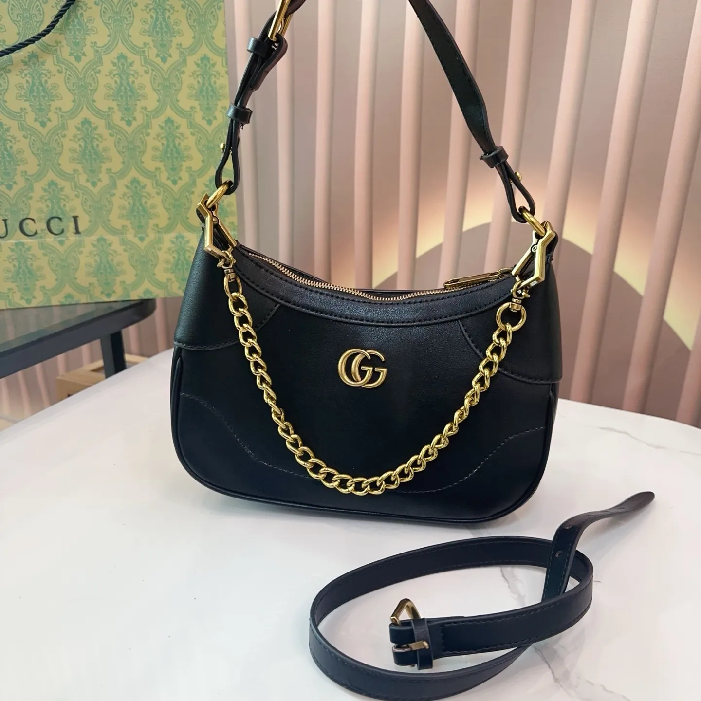 P110 折叠礼盒 酷奇新款Gucci 腋下包| 全新新月包型,从品牌典藏元素汲取灵感,饰有20世纪70年代经典双G标志,并配有两根肩带,一条皮质,一条金属,诠释了品牌所推崇的实用设计理念。尺寸25.5.15 Q