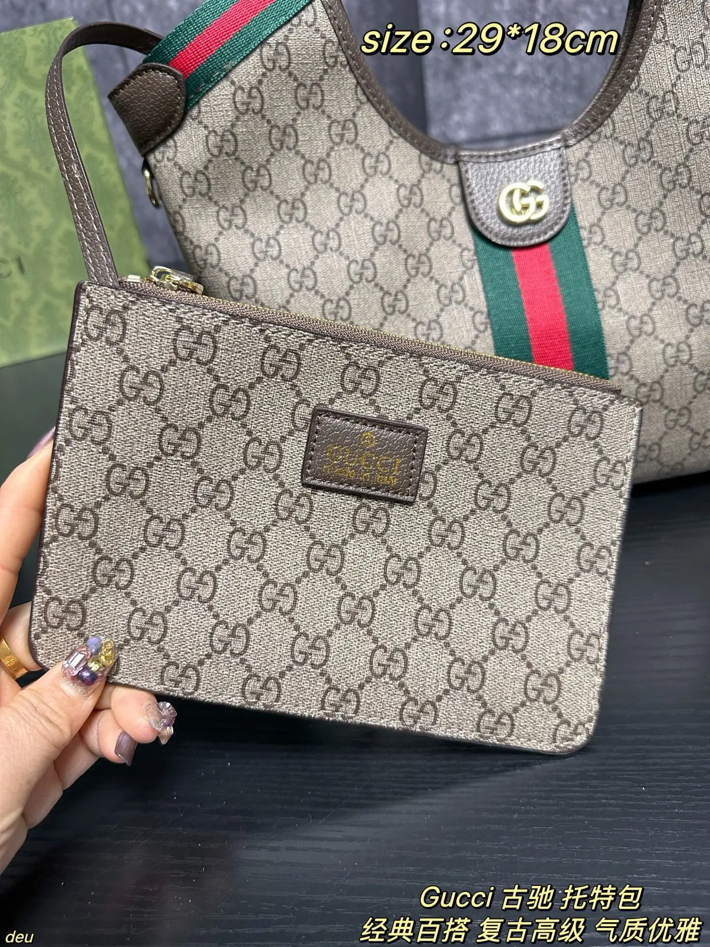 P130配盒 Gucci 古驰 托特包 Gucci Giglio托特!通勤必备好物✨真的被这款超轻自重的托特惊到✨ 装14寸电脑+文件+补妆包,肩膀完全不压塌,打工人狂喜~经典GG帆布+织带滚边,复古又不挑风格,通勤西装、周末休闲装都能搭。可拆卸肩带秒变手拿包,一包两用!磁吸扣设计安全感拉满,开放式收纳拿取超方便,2026早春秀款自带高级辨识度! 尺寸:29*18cm