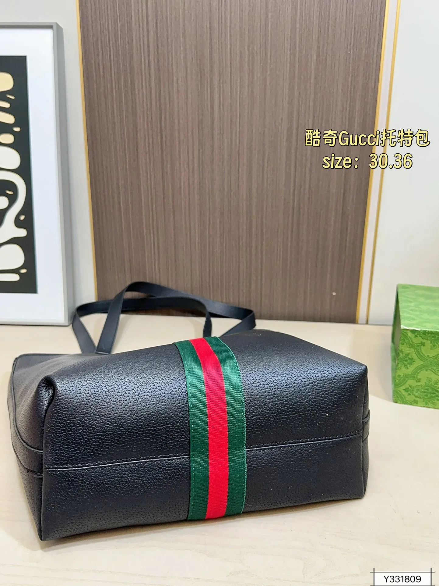 💰125 尺寸30×36 酷奇托特包Gucci 秀款首发Gucci Giglio系列女包,将佛罗伦萨的城徽融入设计,从Gucci百年档案馆珍藏的经典元素与传承技艺中汲取灵感,完美诠释古驰对优雅与创新的永恒追求~