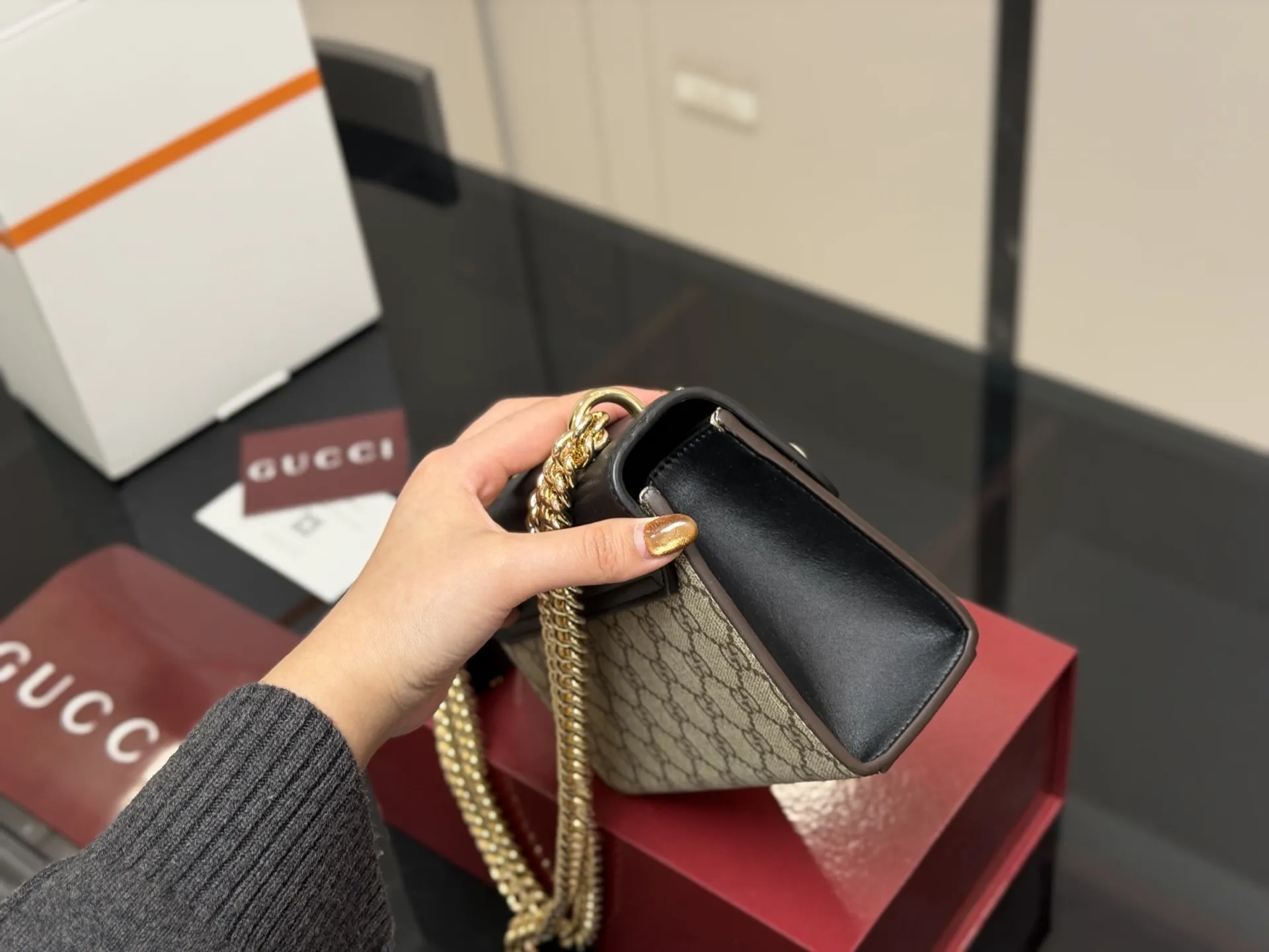 &yen;170 配折叠盒飞机盒 size：20.13cm 【古奇padlock】 这款已经卖了几千个了 明星产品 ‼️ 最近质量又升级了 重拍下给你们看 👀 高定版的G Padlock ✔️
