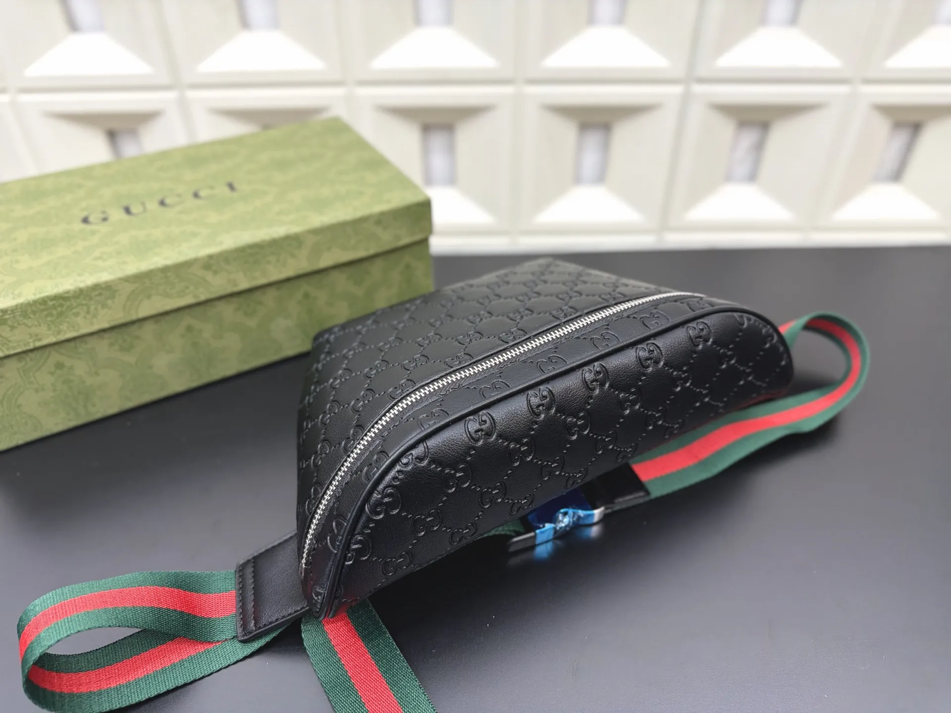 P110 Gucci 古奇 GG压花胸包 腰包 休闲百搭 实物拍摄 原厂原版面料 配送 防尘袋 18 x 30cm。