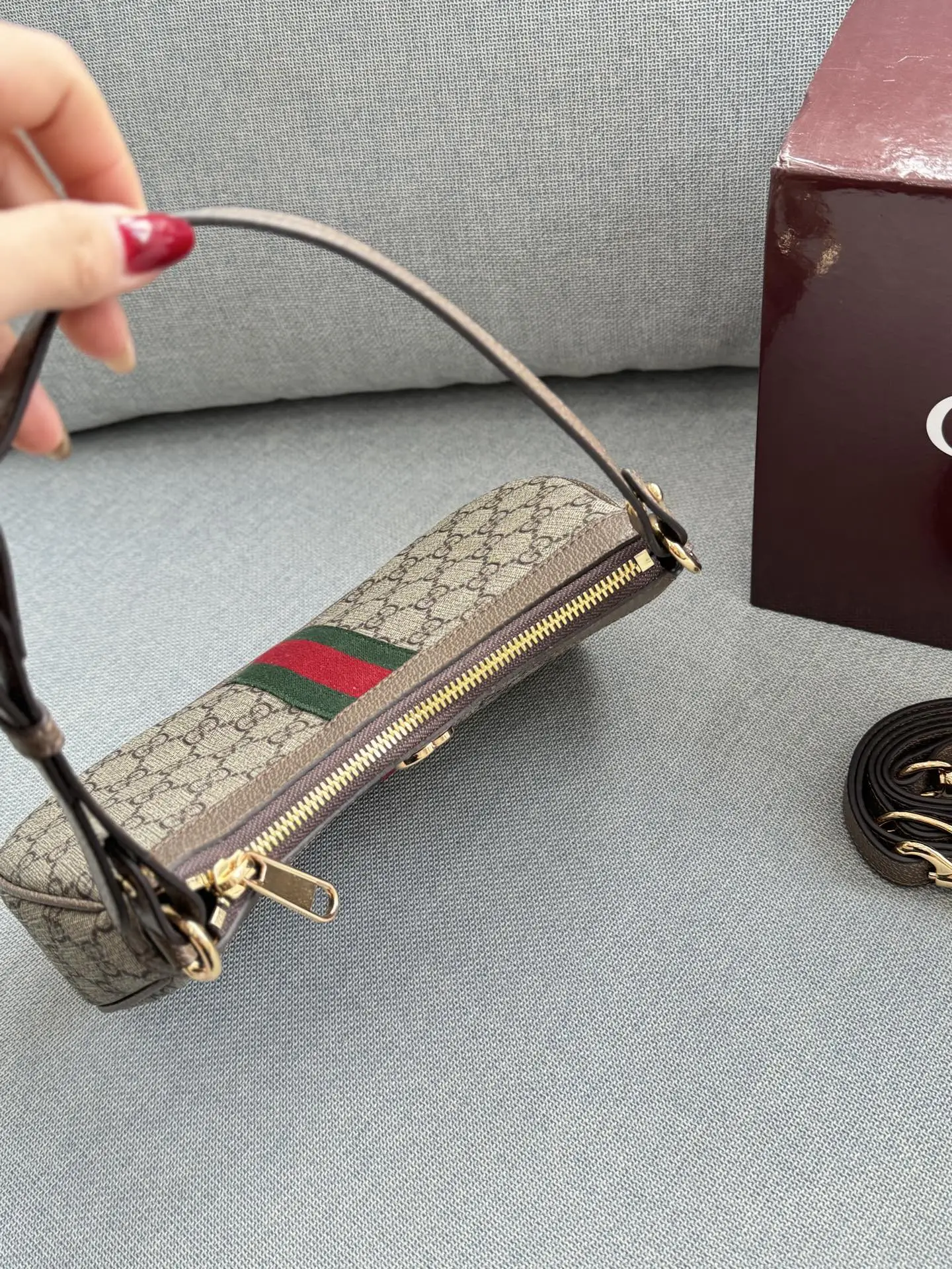 牛皮💰160 全套礼盒 size:26.5×15.5 GUCCI古驰 Ophidia 麻将包腋下包手提包 芯片版本 双链条可闲可甜 手提 腋下都可 复古范儿 可盐可甜可复古😍放心冲~ 容量很适合日常通勤~ 冷门小众不撞款. 老花复古时髦感拉满