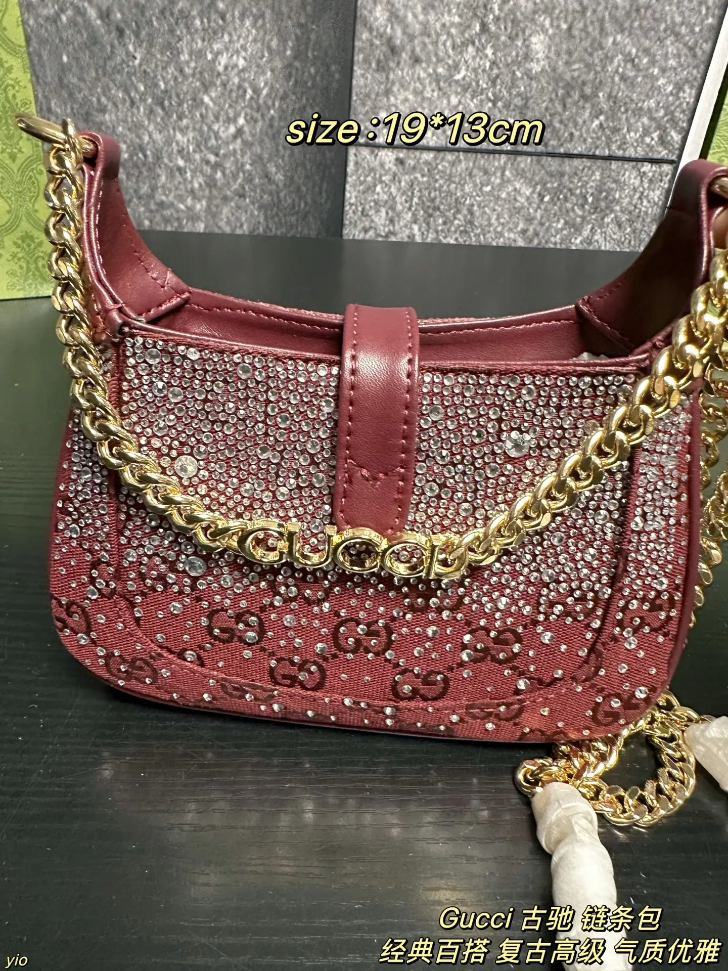 P145配盒 Gucci 古驰 链条包 红色满钻Jackie~爱不够的甜奢风,奢华梦幻的气息简直要扑面而来啦~包身布满闪耀的钻石 不同的光线下都能闪烁着迷人的光芒哇,这种柔美的红色调很容易就能增添一抹甜美精致的魅力 简直是晚宴绝配! 尺寸:19*13cm