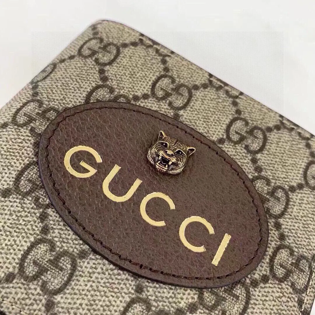 📢📢📢p85 爆款GUcci以GG Supreme高级人造帆布打造的复古风格小皮件系列,椭圆形皮革标牌饰有金属猫科动物头像,是品牌近期大热的标志性元素。以黄色皮革装点全拉链钱包的内里。 款号473954 材质:PVC配皮 颜色:咖配黄 尺寸:11*10*1.5💥