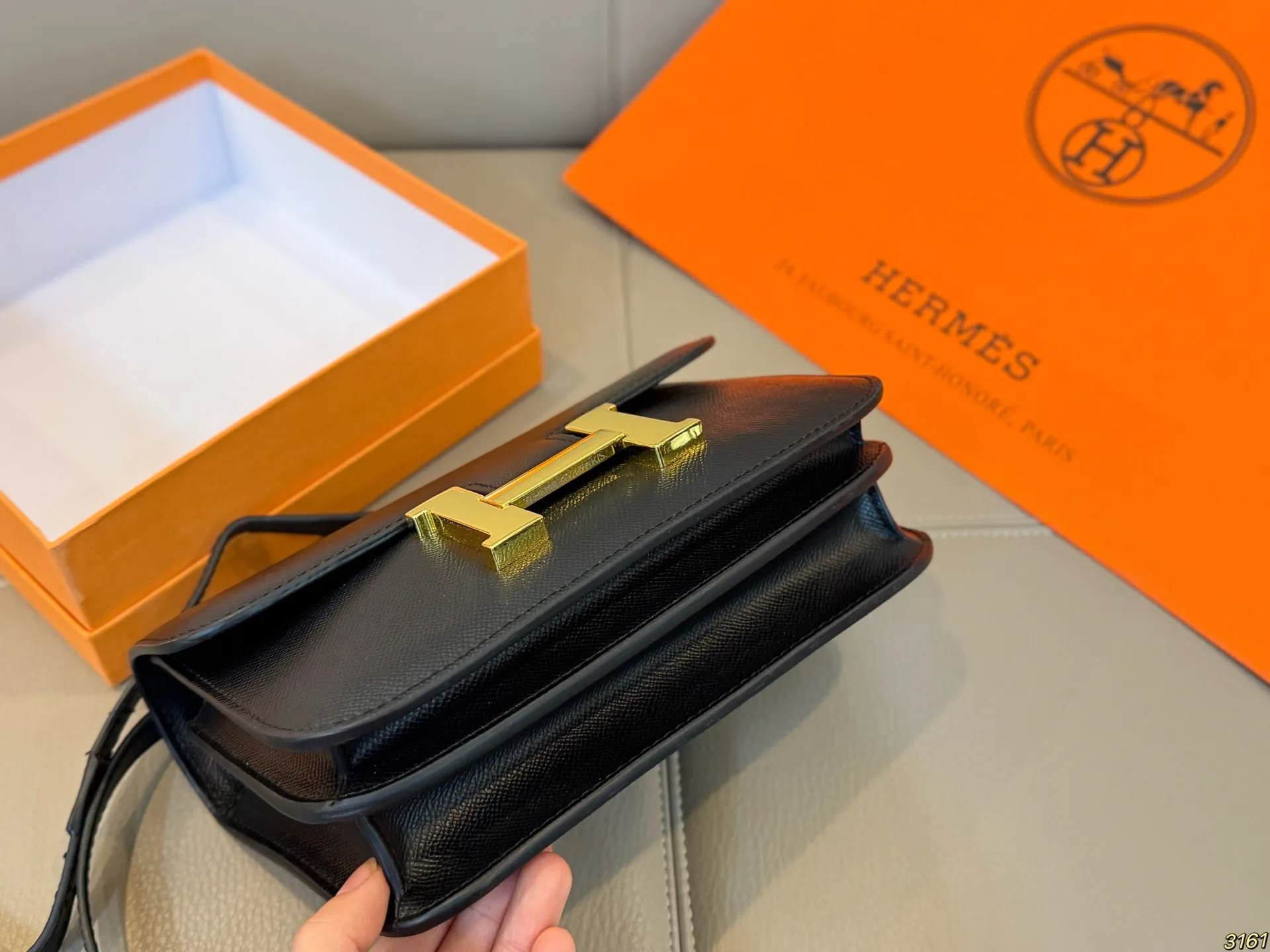 ¥135/¥125配盒 爱马仕Hermes 轻奢康康包性价比超高的经典搭配王 今天给大家推荐hello家的康康包,颜值超耐打,经典又百搭! 拍照出来也是满满的高级感,很容易凹造型~ 包包的容量也很nice,完全能满足日常的需求 尺寸24 16/19 14