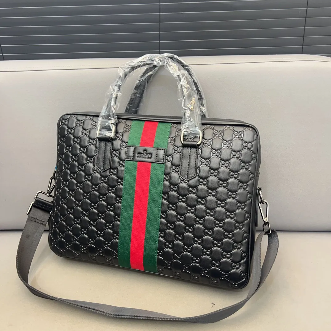 P170 Gucci 古奇 新款牛皮男包公文包 手提包 电脑包 采用精湛镶嵌细工 经典百搭 实物拍摄 原厂原版面料 配送防尘袋 29 x 38 cm。