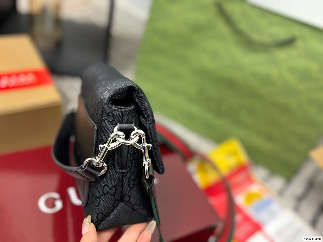 P160 配礼盒 size：20&times;15 Gucci 古驰新品帆布手提邮差包💕 简洁的包型，实物超美✨ 翻盖磁扣设计，男女同款～ 多种背法，宽肩带更舒适！ 时髦又实用，值得入手✅