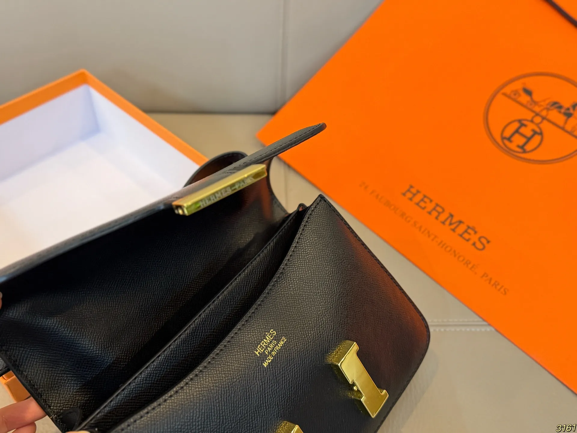 ¥135/¥125配盒 爱马仕Hermes 轻奢康康包性价比超高的经典搭配王 今天给大家推荐hello家的康康包,颜值超耐打,经典又百搭! 拍照出来也是满满的高级感,很容易凹造型~ 包包的容量也很nice,完全能满足日常的需求 尺寸24 16/19 14