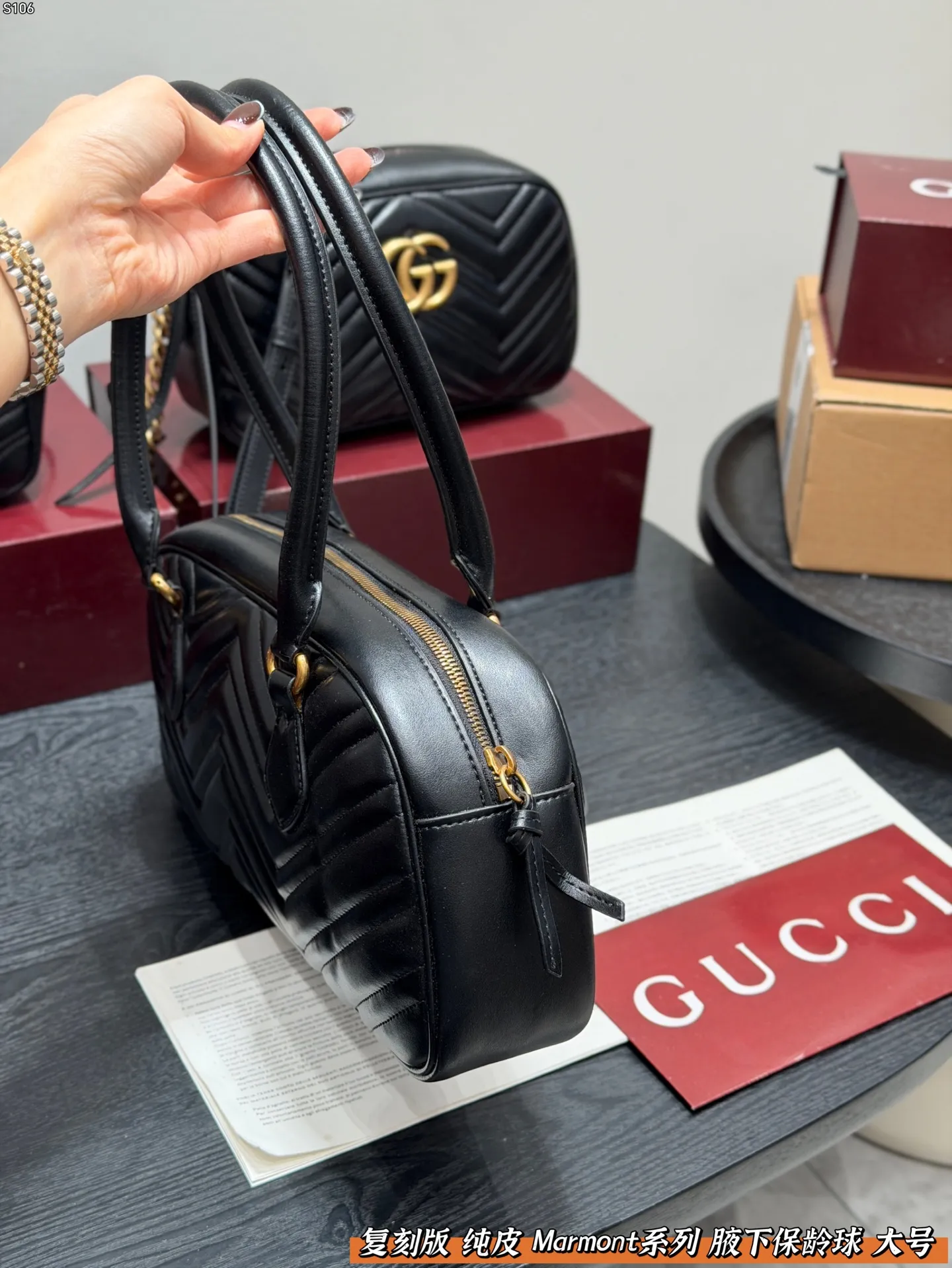 P150 礼盒包装🎁 复刻版 纯皮！ Gucci GG Marmont保龄球包腋下马蒙包，黑色波浪纹绗缝皮革+金色双G标志，简约又超有辨识度。 手提or腋下背都OK，通勤，出街都很百搭!皮革柔软耐用，容量刚好，日常用品轻松装下。 尺寸 大号35*16cm