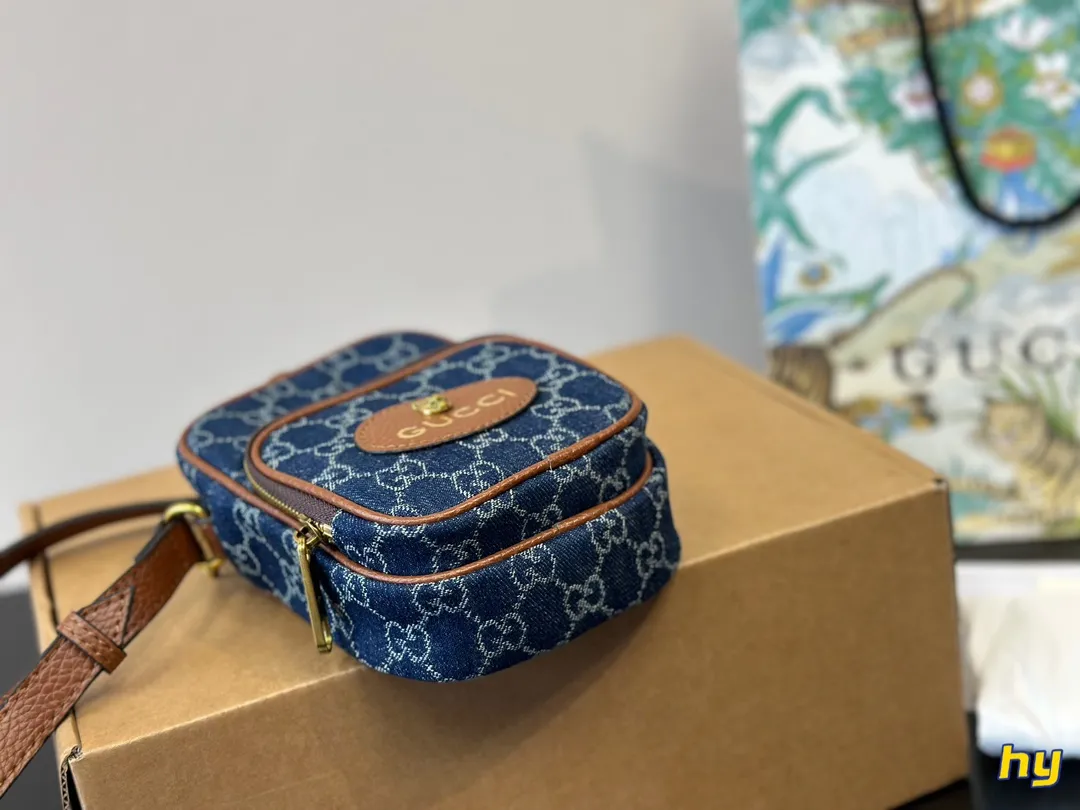 ¥145全套包装 报告!GUCCI虎头手机包真是太太太可爱了吧 怎么能拒绝x这么一只可可爱爱的小包包呢 GUCCI新出的虎头手机包真是一眼就爱上延续经典的虎头系列 搭配柠檬黄的手柄真的要太夏天老花配色也永远不会过时 最主要性价比真的不要太高!别看是一只手机包容量非常乐观我手机是iphone11promax完全可以装入还有多的空间放纸巾 钥匙等 虽然是男包 女生也完全可以驾驭 推荐推荐!12*18cm